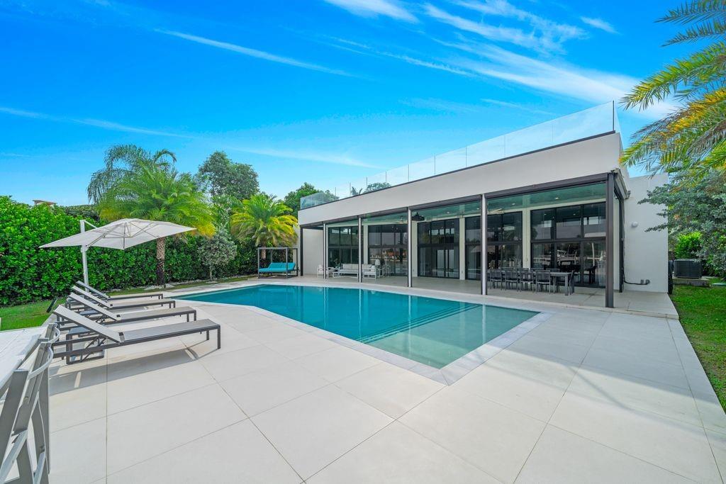 19 Gatehouse Road, Sea Ranch Lakes, FL 33308