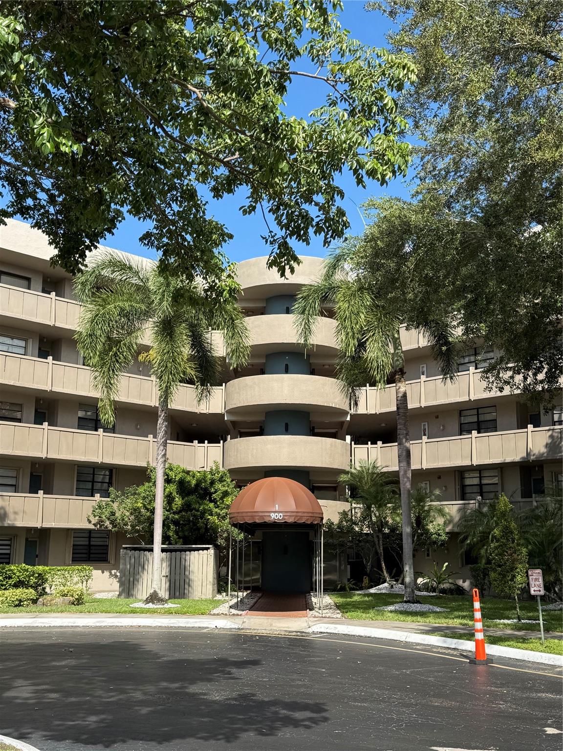 Photo for 900 Colony Point Circle, 121 121, Pembroke Pines, FL 33026 - listing #FX-10531299 900 Colony Point Circle, 121 121, Pembroke Pines, FL 33026