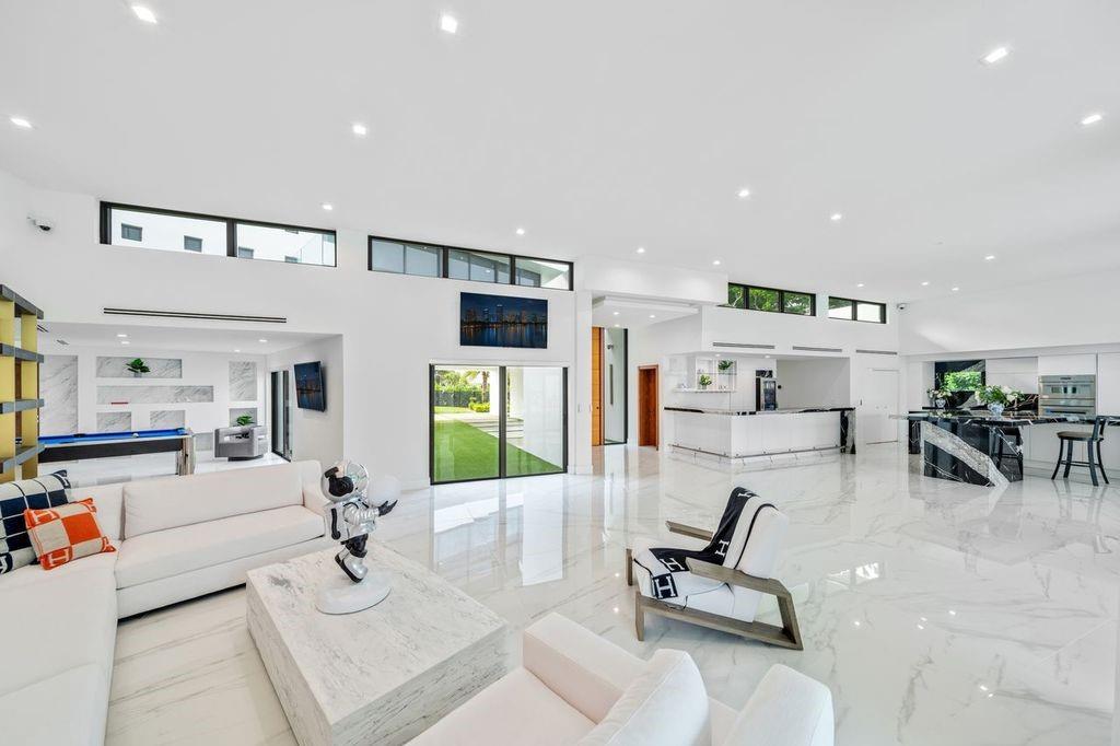 19 Gatehouse Road, Sea Ranch Lakes, FL 33308