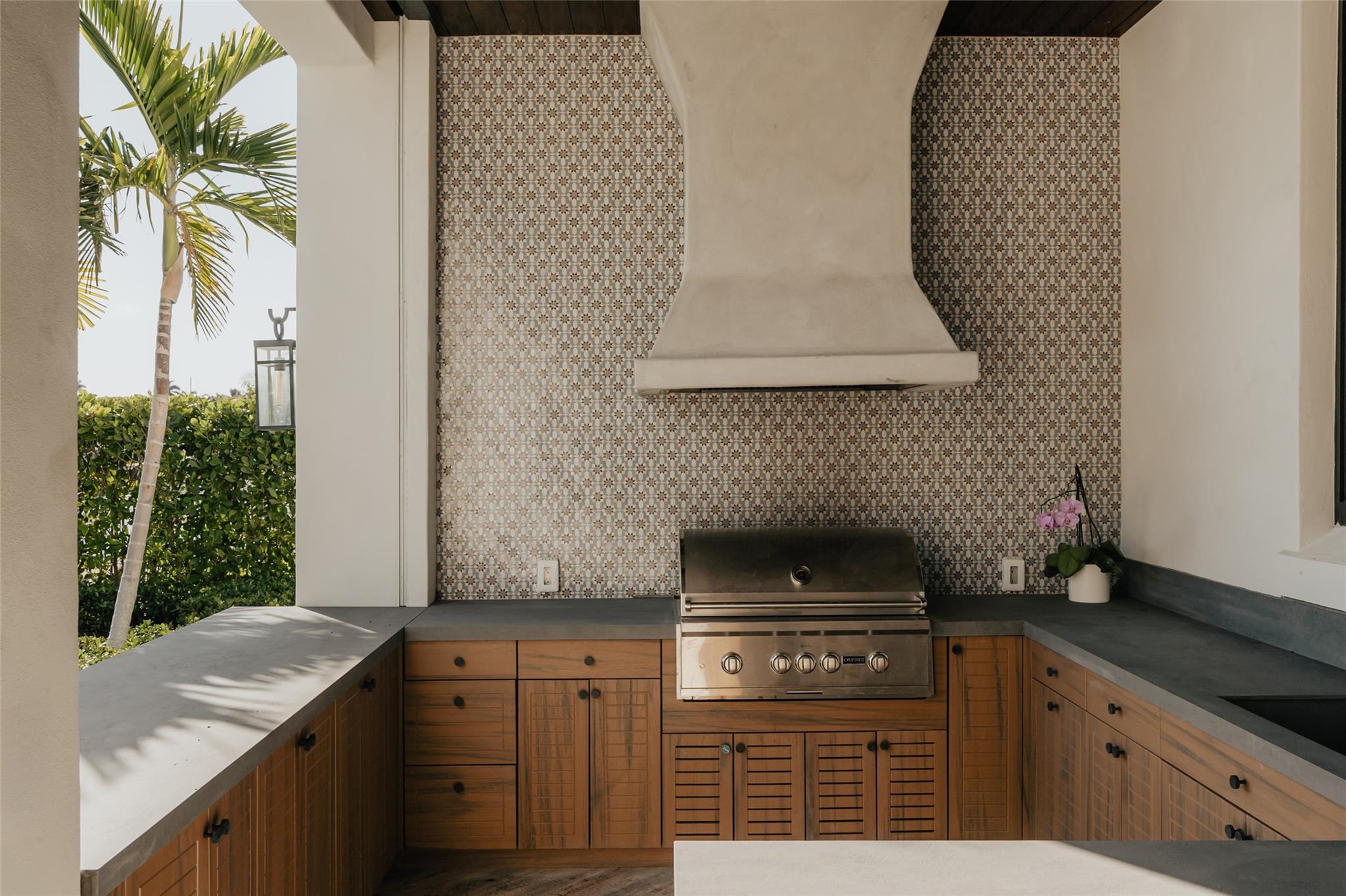 2300 NE 34th Court, Lighthouse Point, FL 33064