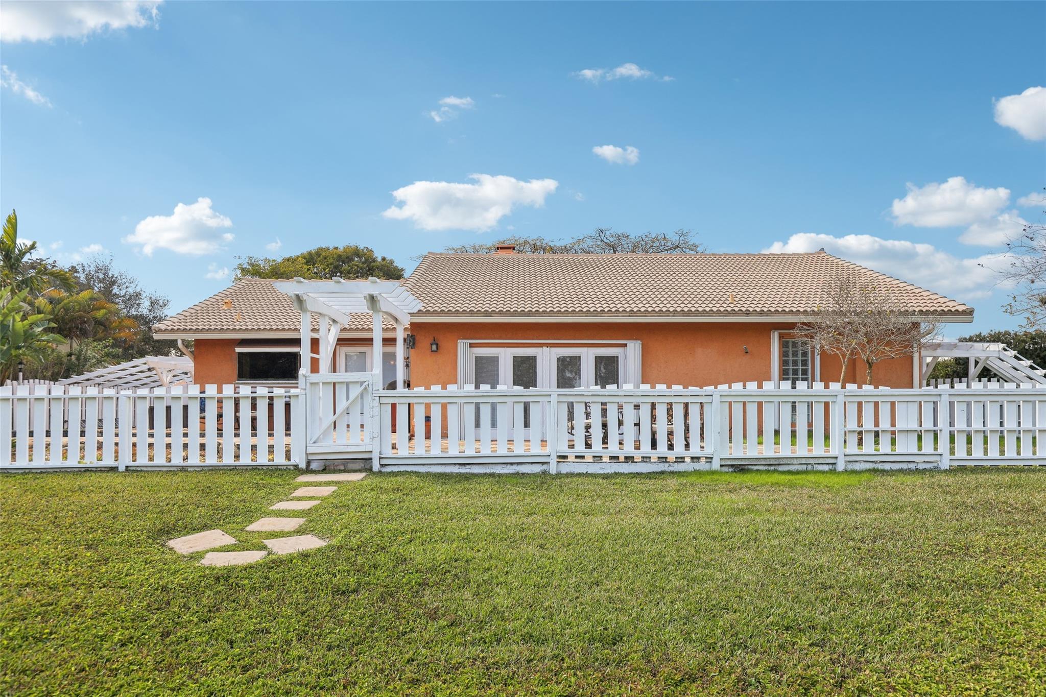 Huge backyard provides plenty of space. Perfect spot for fishing, to let the dog or kids loose, or to simply relax.