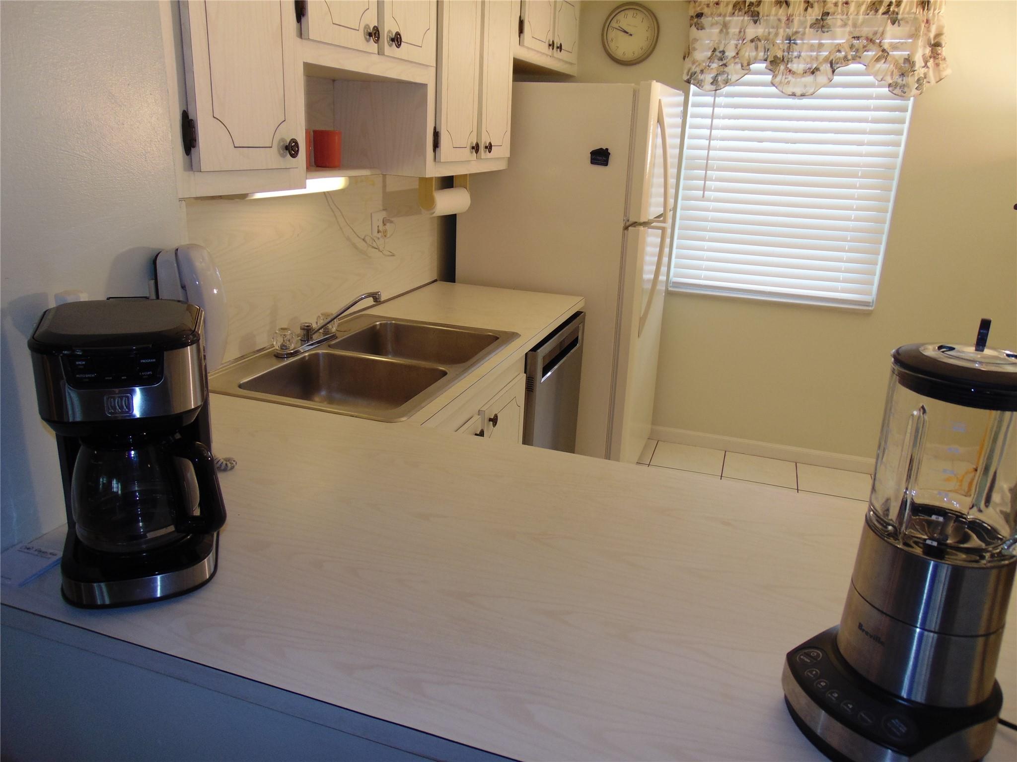 WIDE PASS THROUGH FROM DINING AREA TO EAT IN IITCHEN