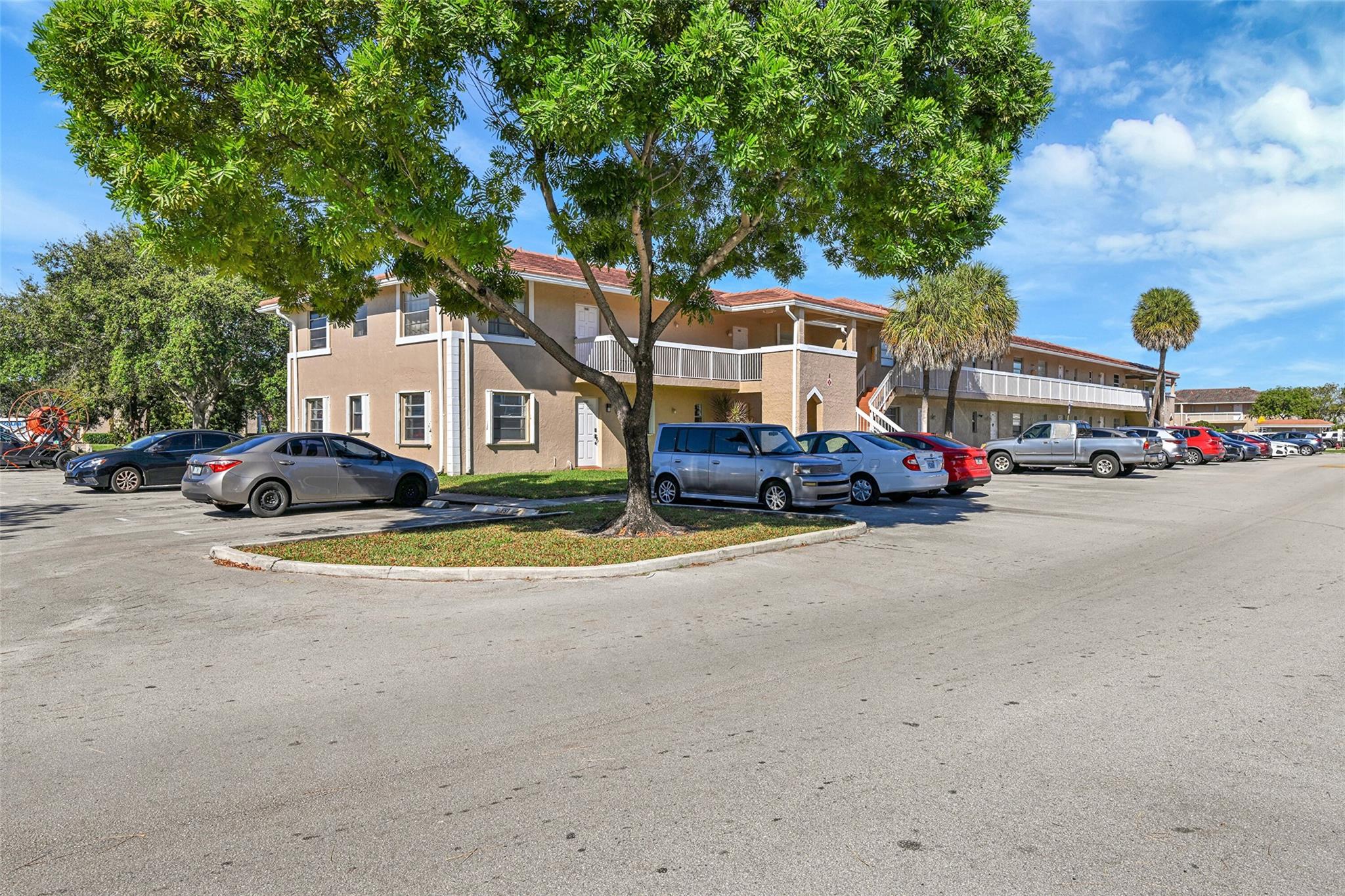 906 Twin Lakes Drive 8-J, Coral Springs, FL 33071