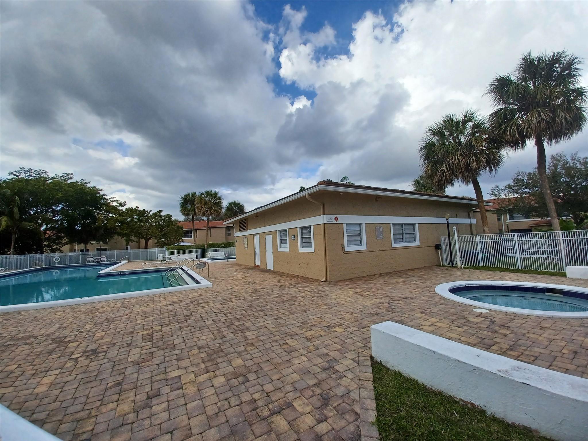 10036 Twin Lakes Drive 37F, Coral Springs, FL 33071