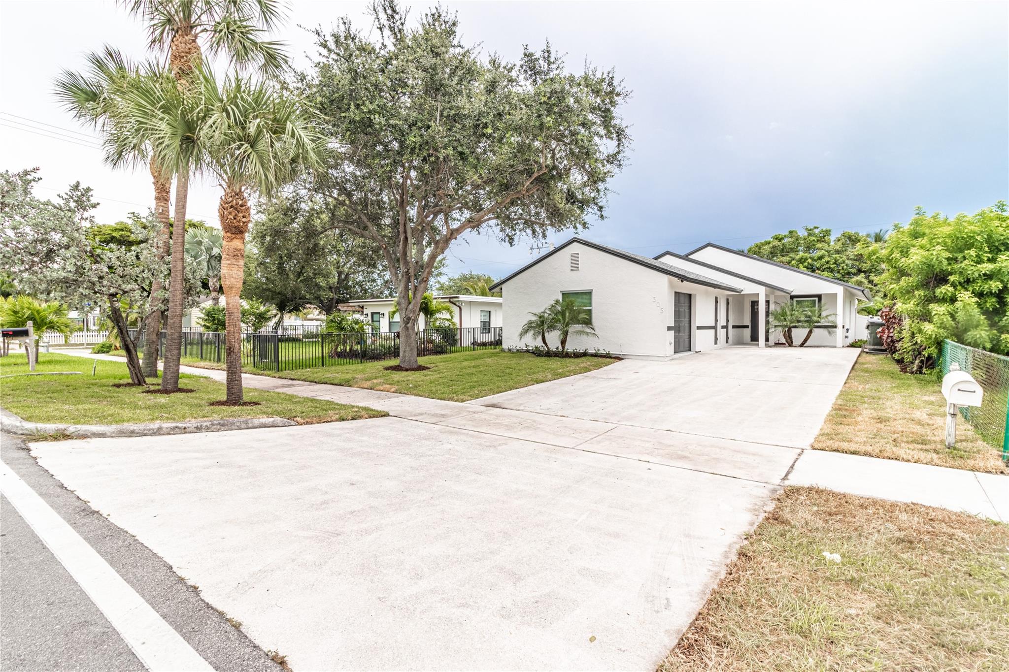 Photo for 305 S Swinton Avenue, Delray Beach, FL 33444 - listing #FX-10535718 305 S Swinton Avenue, Delray Beach, FL 33444