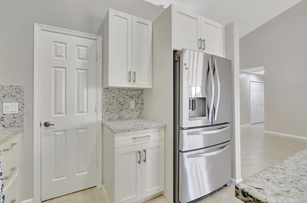 Photo for 5801 Coach House Circle, Unit E, Boca Raton, FL 33486 - Listing #FX-10436780 Whirlpool STAINLESS STEEL appliances! Extra large pantry!
