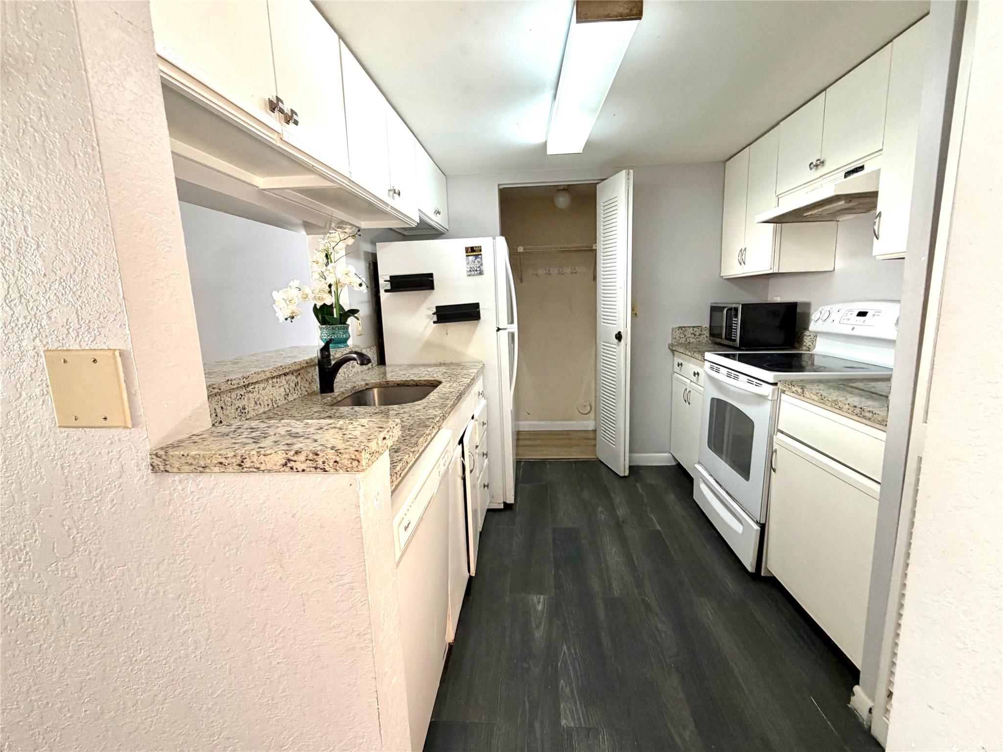 Updated with beautiful granite countertops!!??