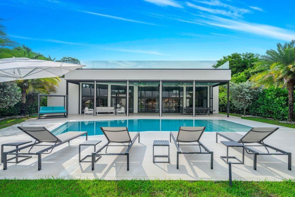 19 Gatehouse Road, Sea Ranch Lakes, FL 33308