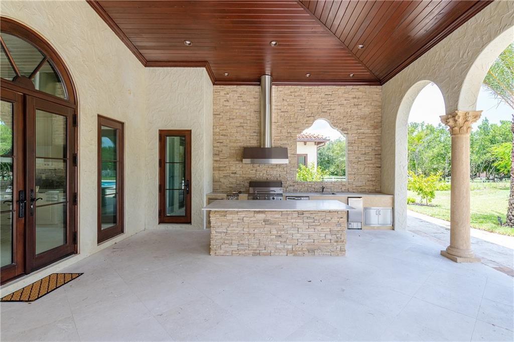 SUMMER KITCHEN WITH ISLAND