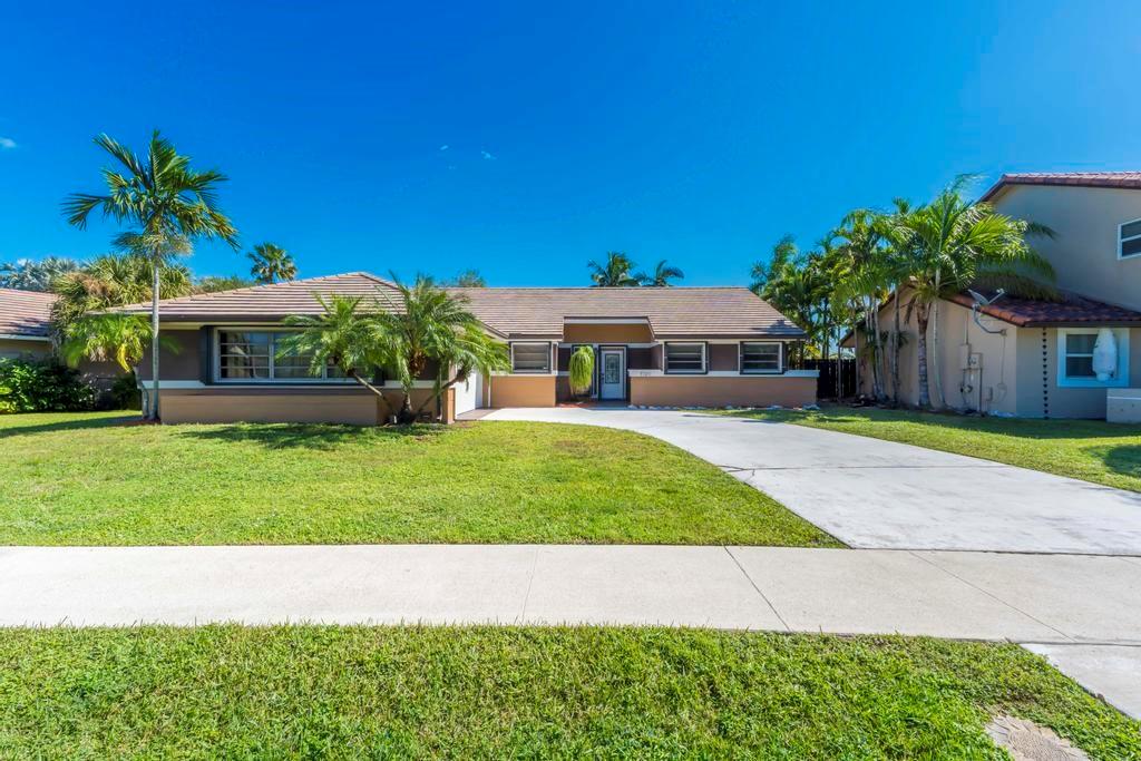 Photo for 5720 W Waterford Drive, Davie, FL 33331 - listing #FX-10534464 5720 W Waterford Drive, Davie, FL 33331