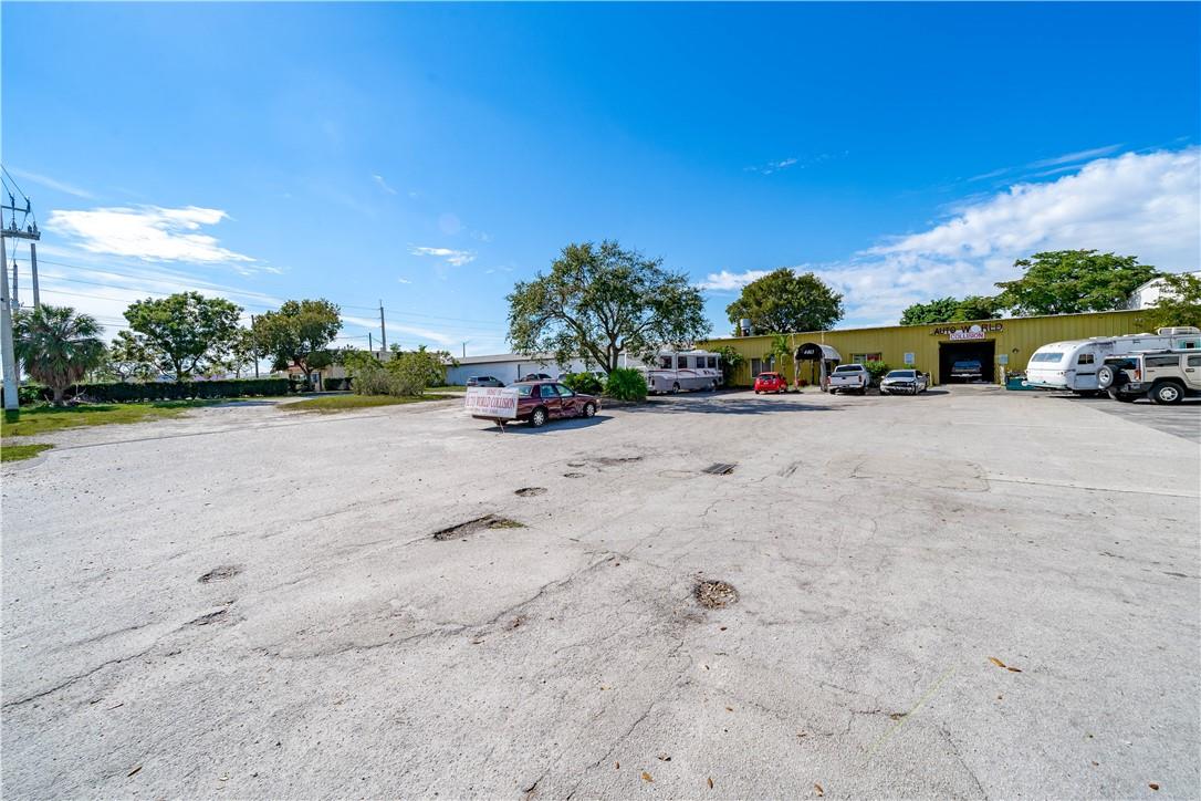 841 NE 44th Street, Oakland Park, FL 33334