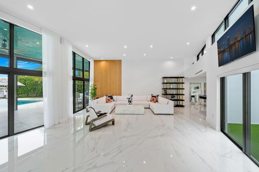 19 Gatehouse Road, Sea Ranch Lakes, FL 33308