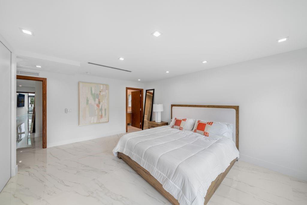 19 Gatehouse Road, Sea Ranch Lakes, FL 33308