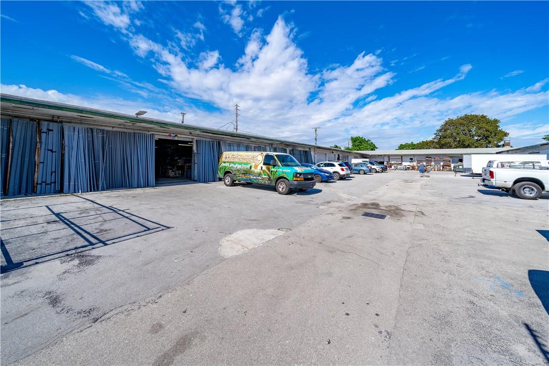 841 NE 44th Street, Oakland Park, FL 33334