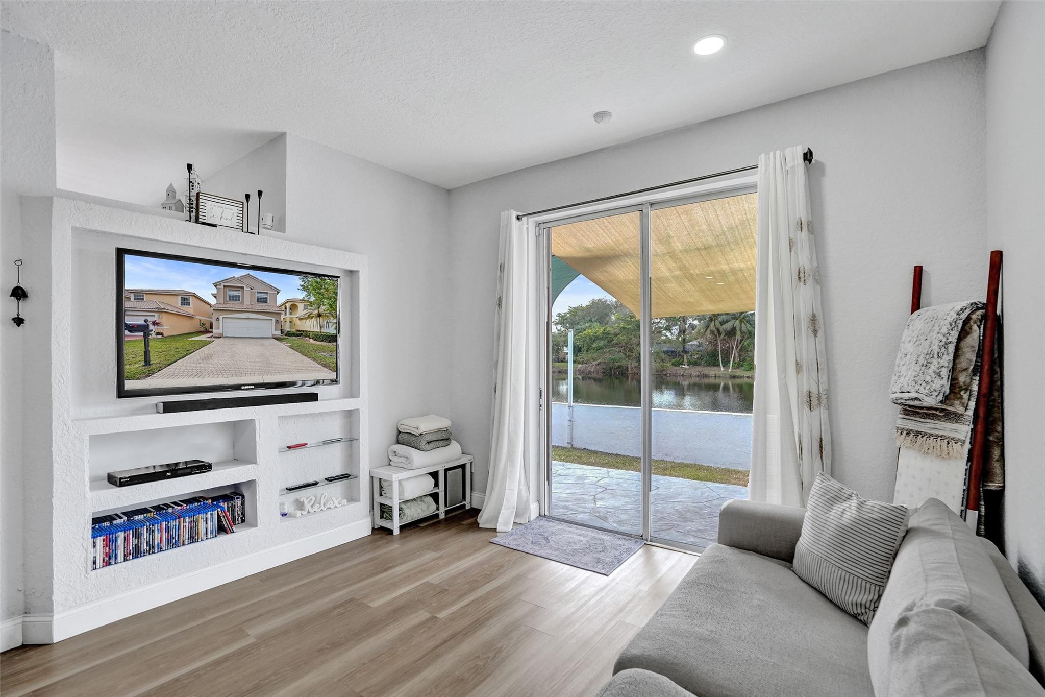 9814 NW 1st Mnr, Coral Springs, FL 33071