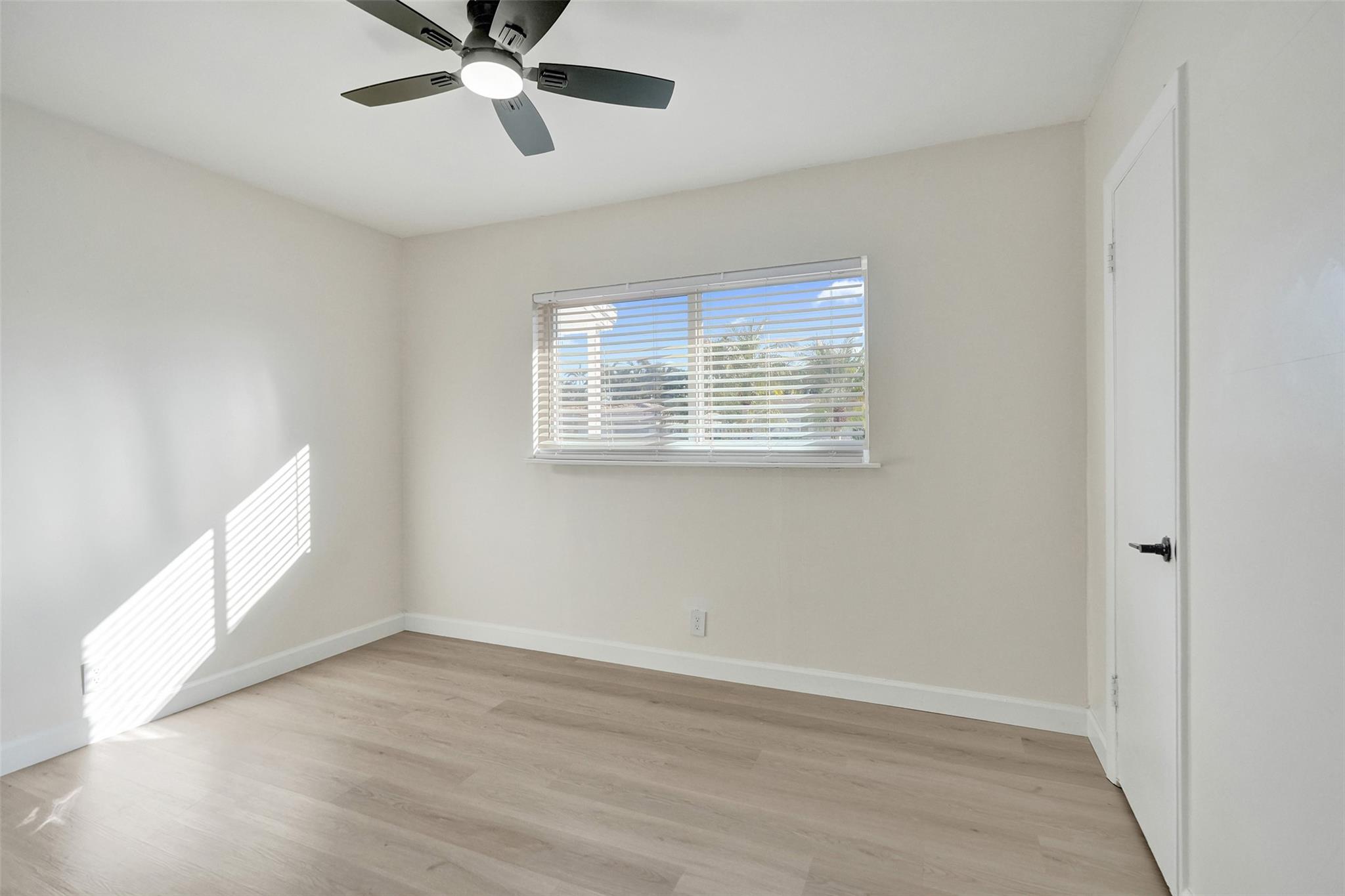 2nd bedroom w/ Walk-in closet