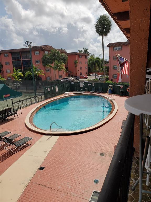 Heated pool, separate jacuzzi