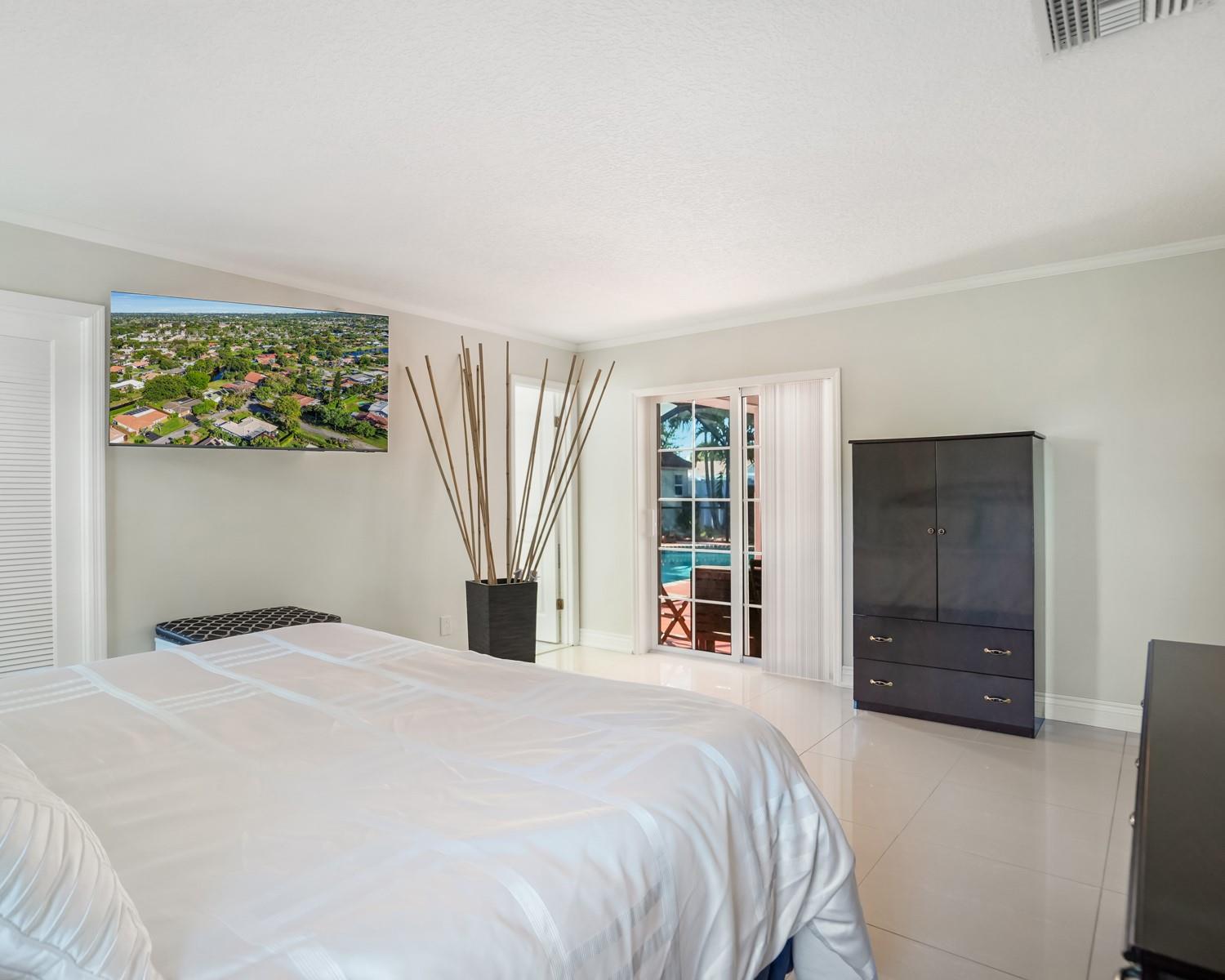 906 NW 83rd Drive, Coral Springs, FL 33071