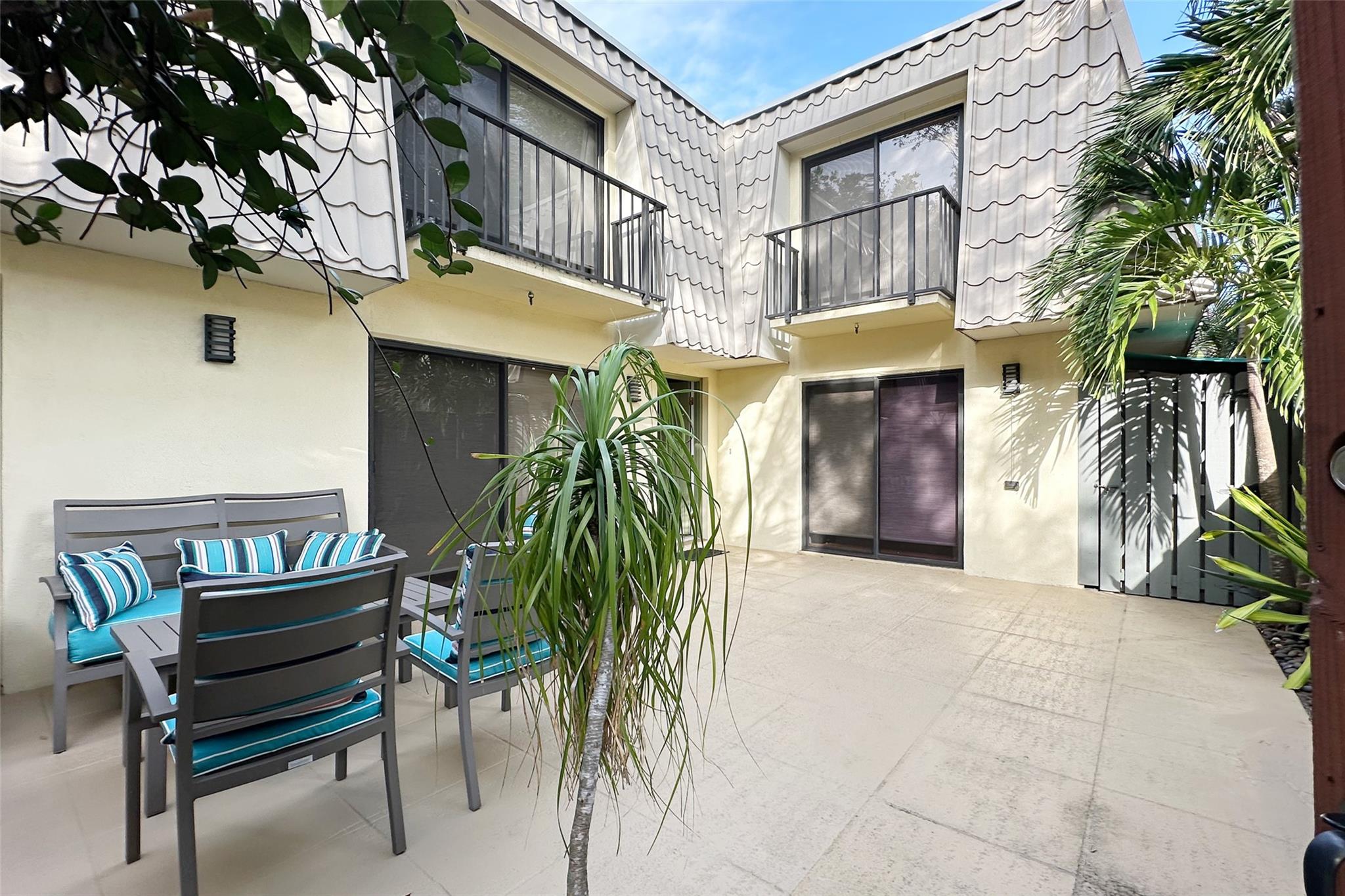 Photo for 1700 Embassy Drive, 504, West Palm Beach, FL 33401 - listing #FX-10536179 1700 Embassy Drive, 504, West Palm Beach, FL 33401