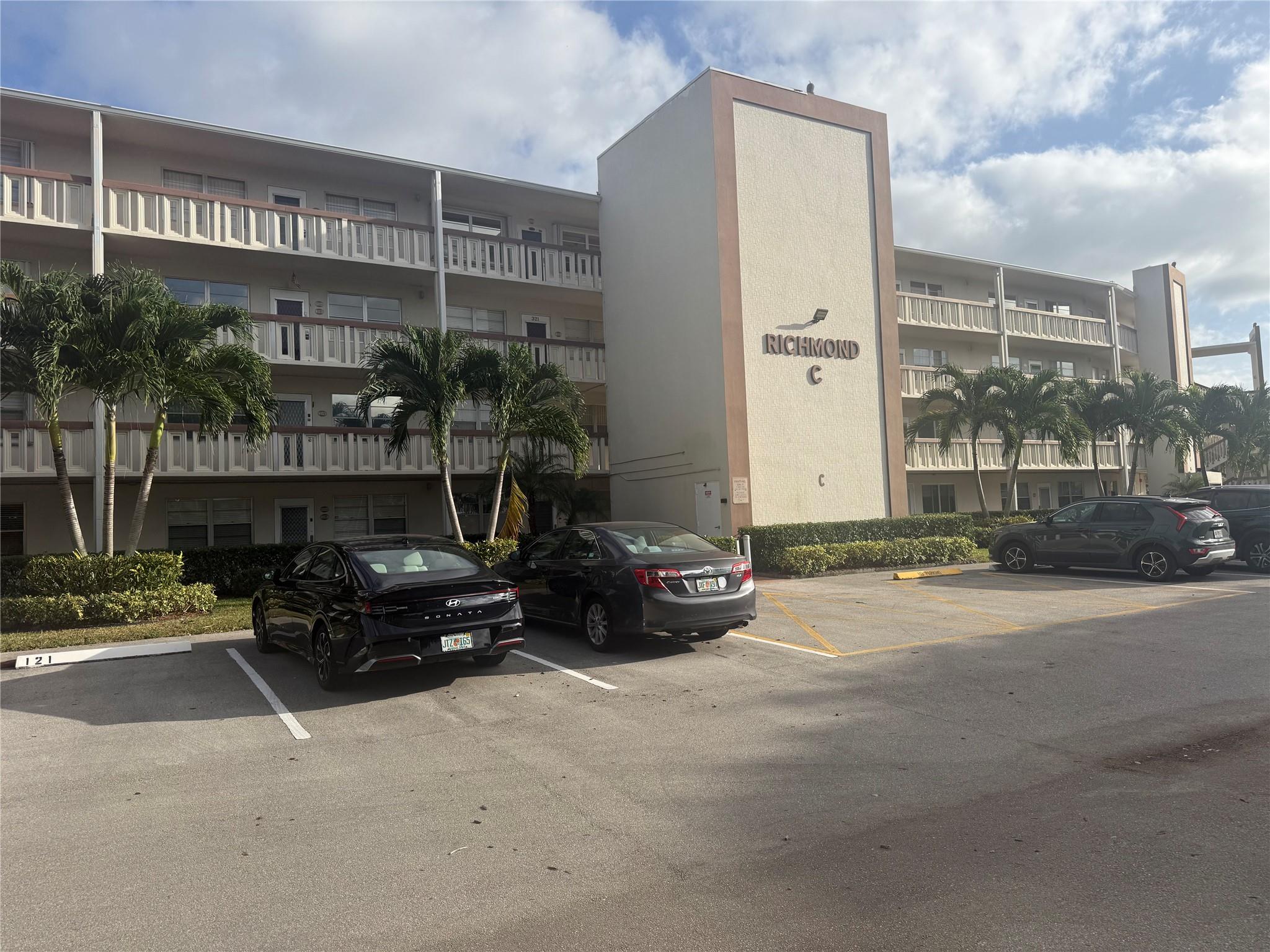 Photo for 424 Richmond C, 424 424, Deerfield Beach, FL 33442 - listing #FX-10536642 424 Richmond C, 424 424, Deerfield Beach, FL 33442