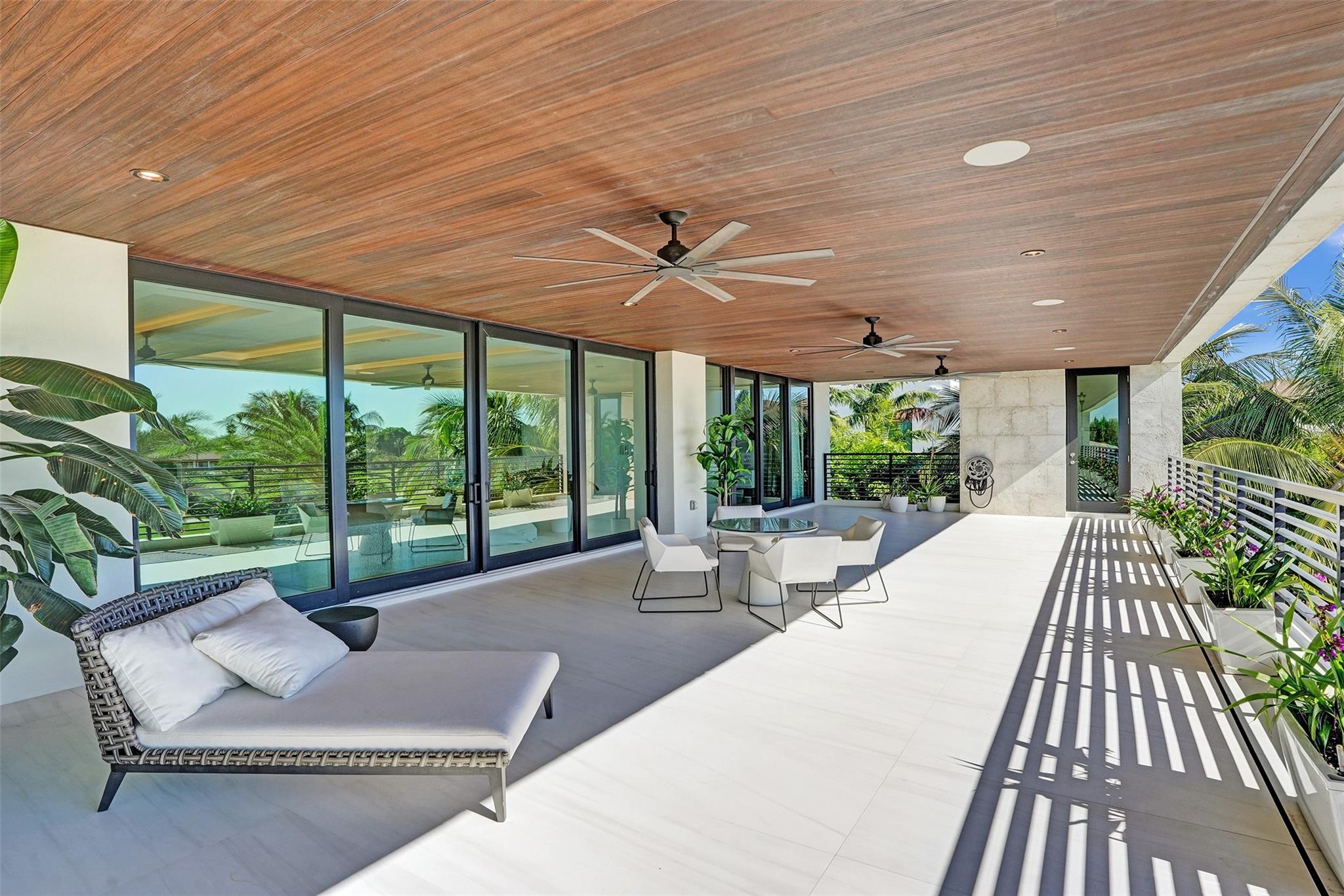 Huge 2nd floor covered patio (1015 sq feet)