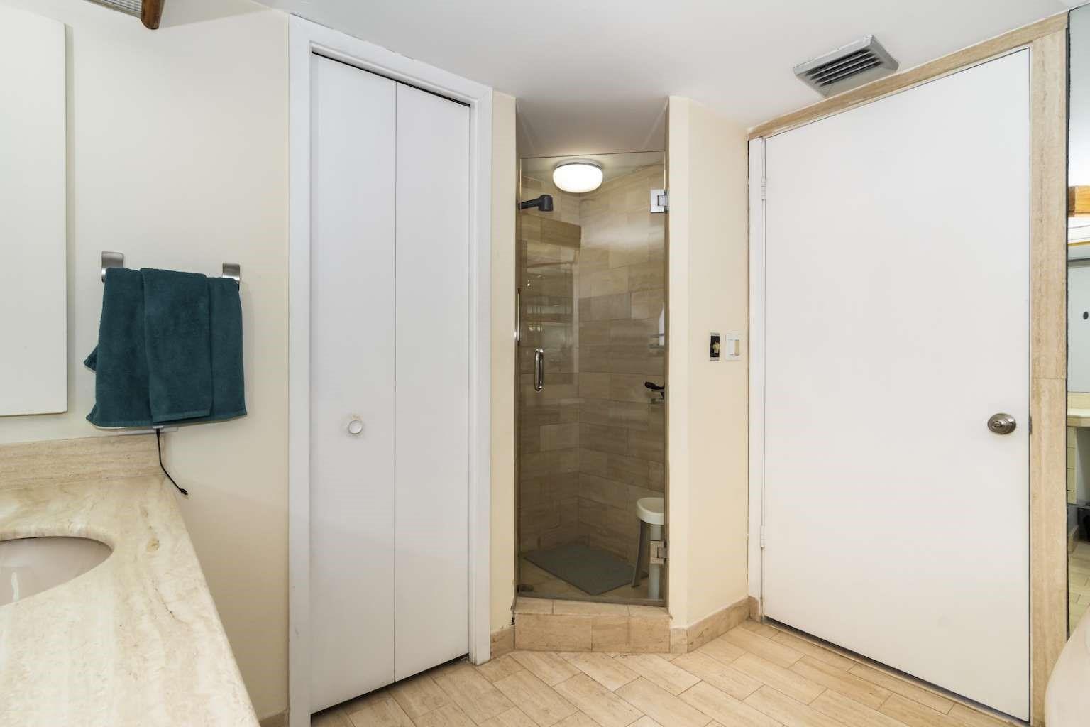 19355 Turnberry Way 24C, Miami, FL 33180