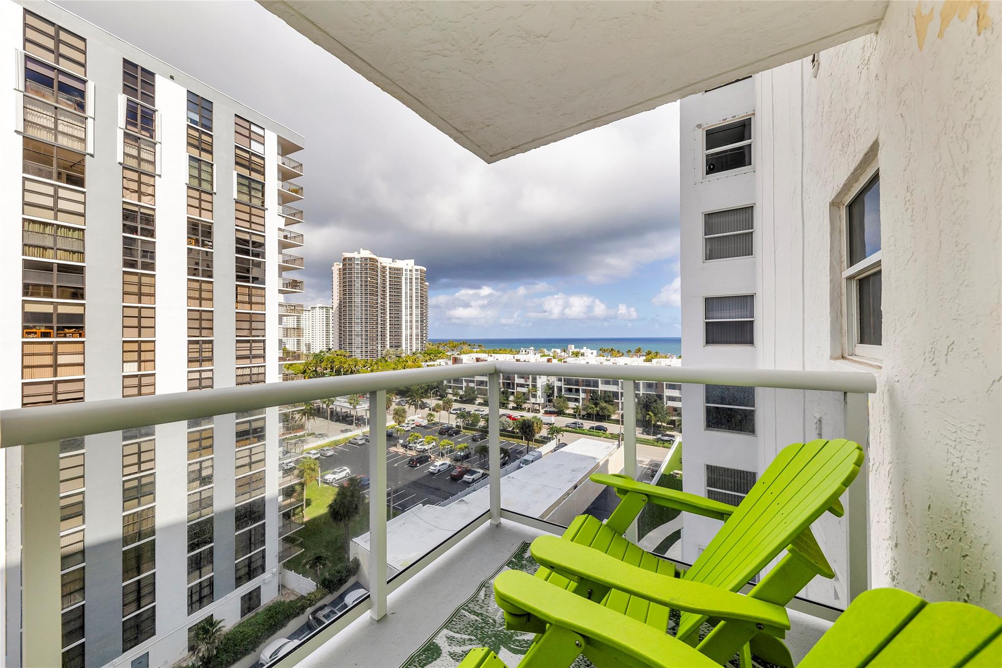 Full glass balcony to enjoy the Ocean view