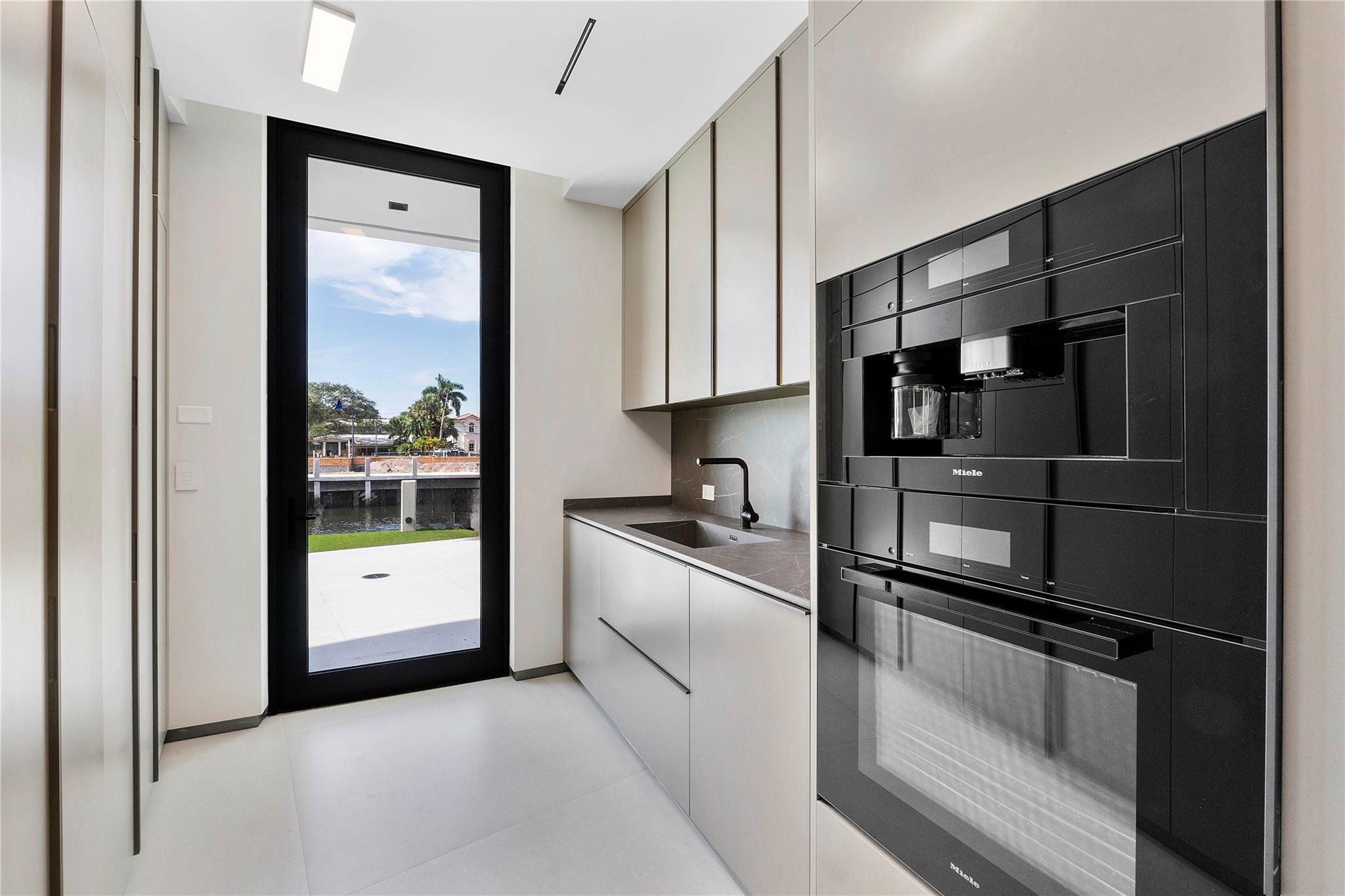 2880 NE 28th Street, Fort Lauderdale, FL 33306