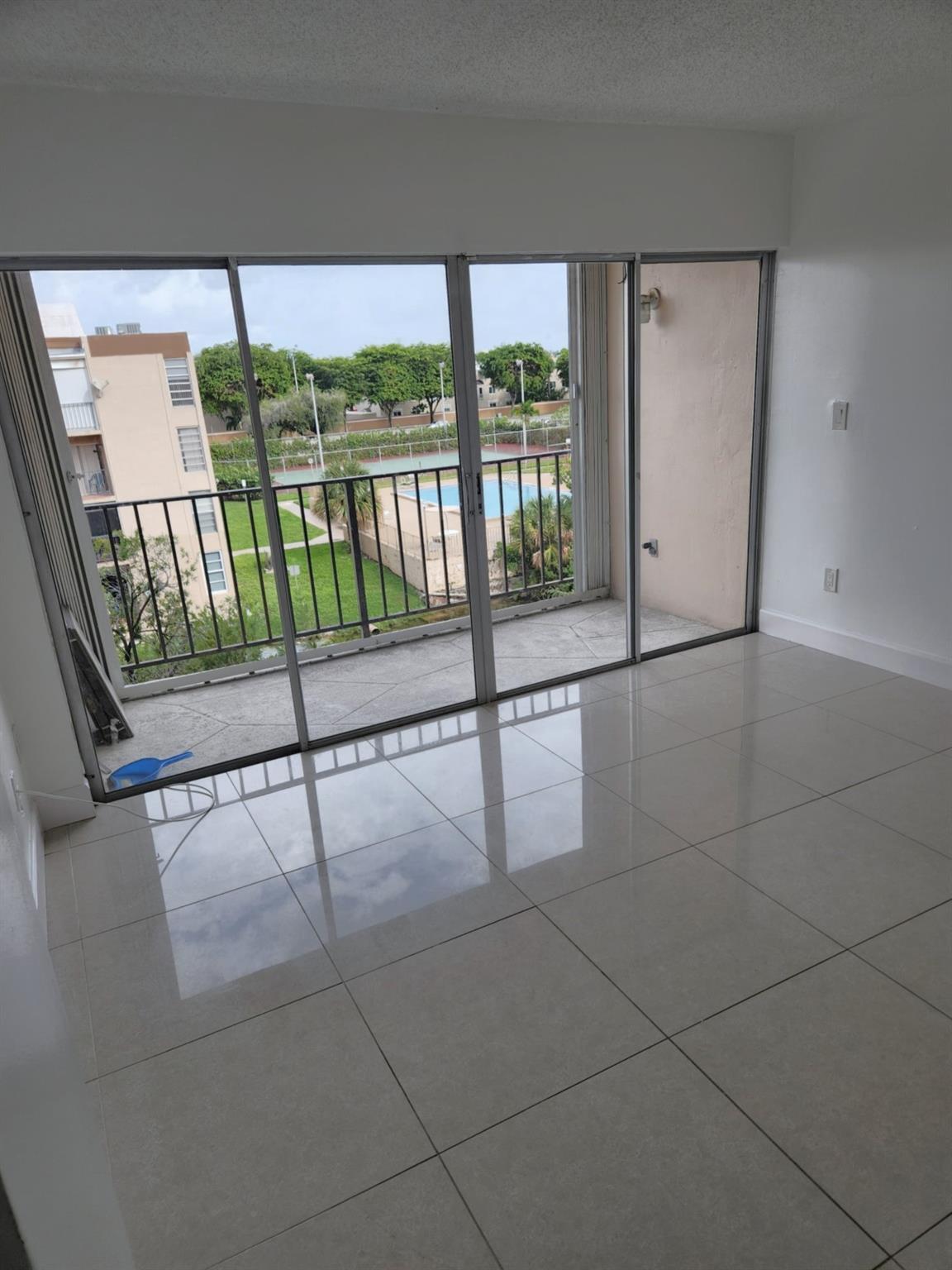 8895 Fontainebleau Boulevard 403, Miami, FL 33172