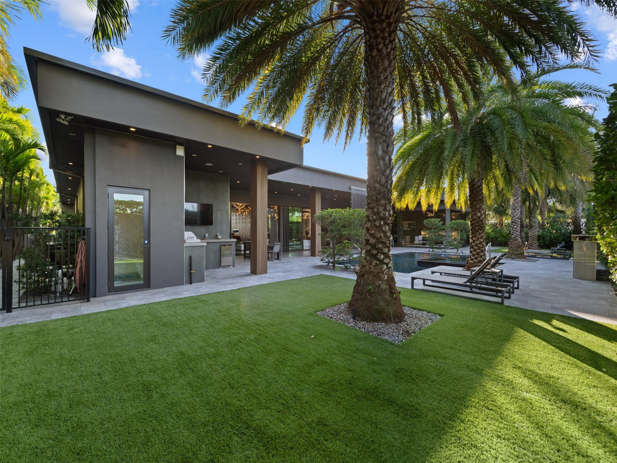 Indoor Outdoor Living through Walls of Glass