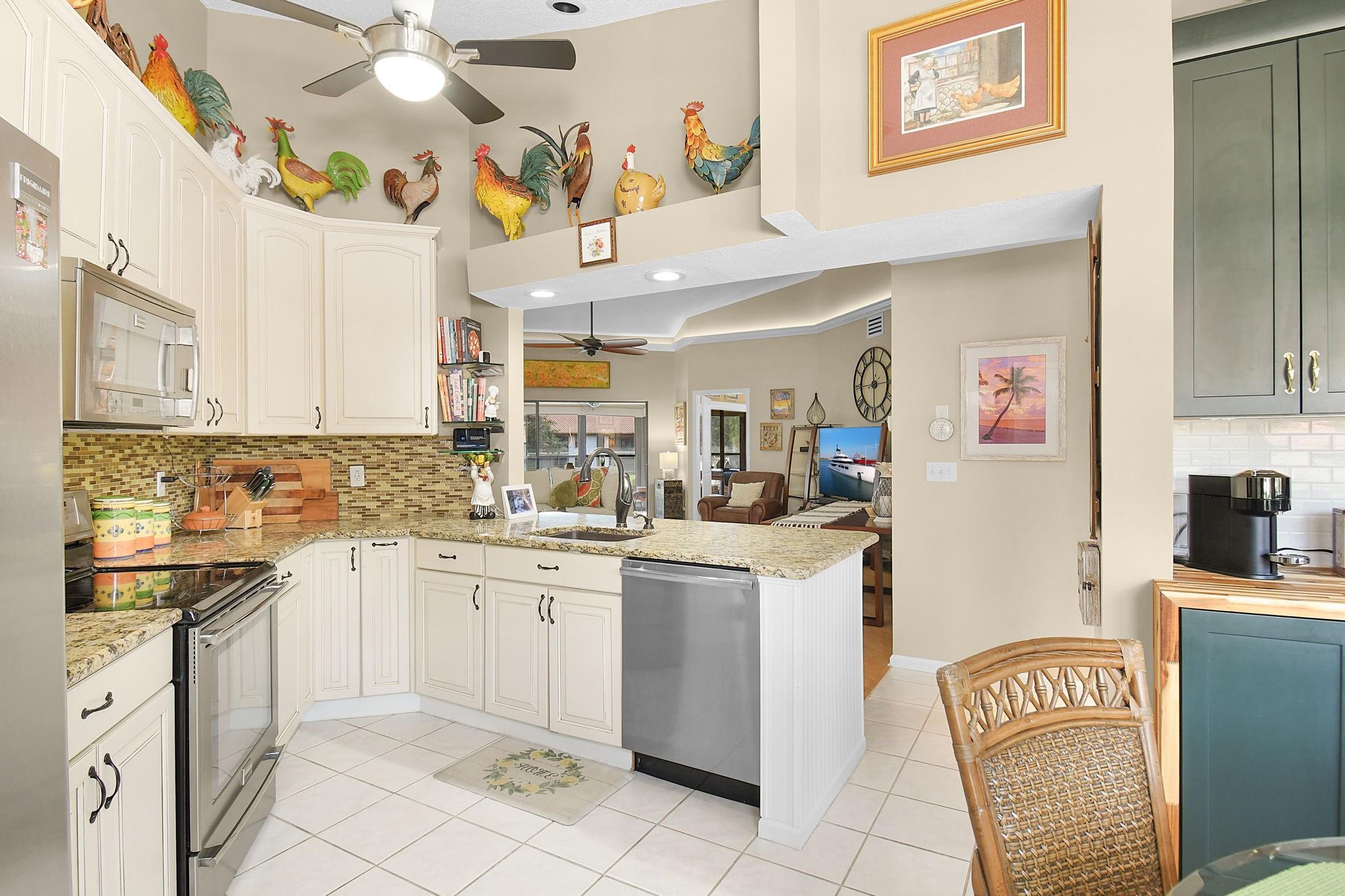 FUNCTIONAL WORKING KITCHEN