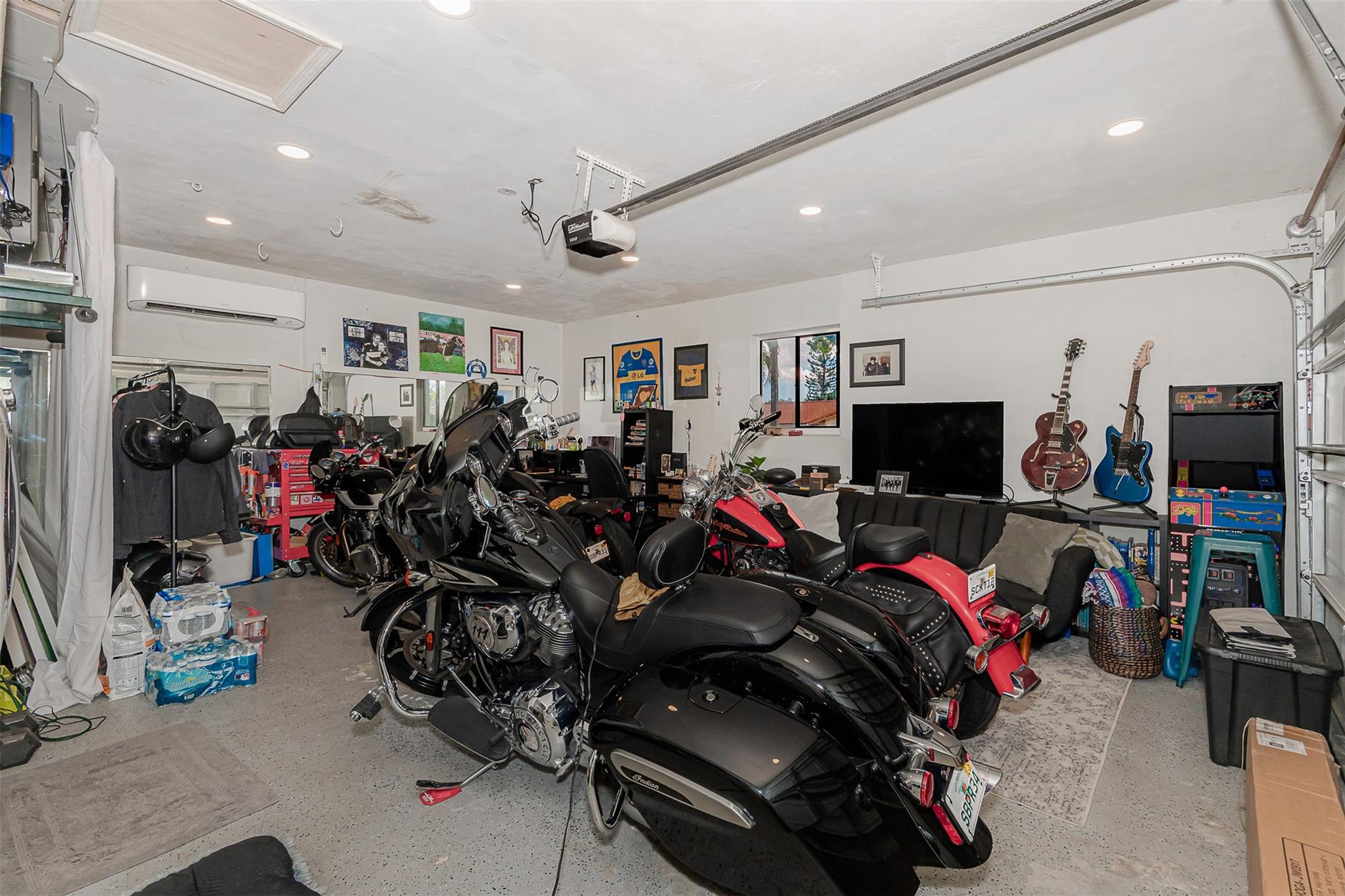 2 CARS GARAGE, HUGE, WITH A MINI SPLIT AIR CONDITIONING UNIT