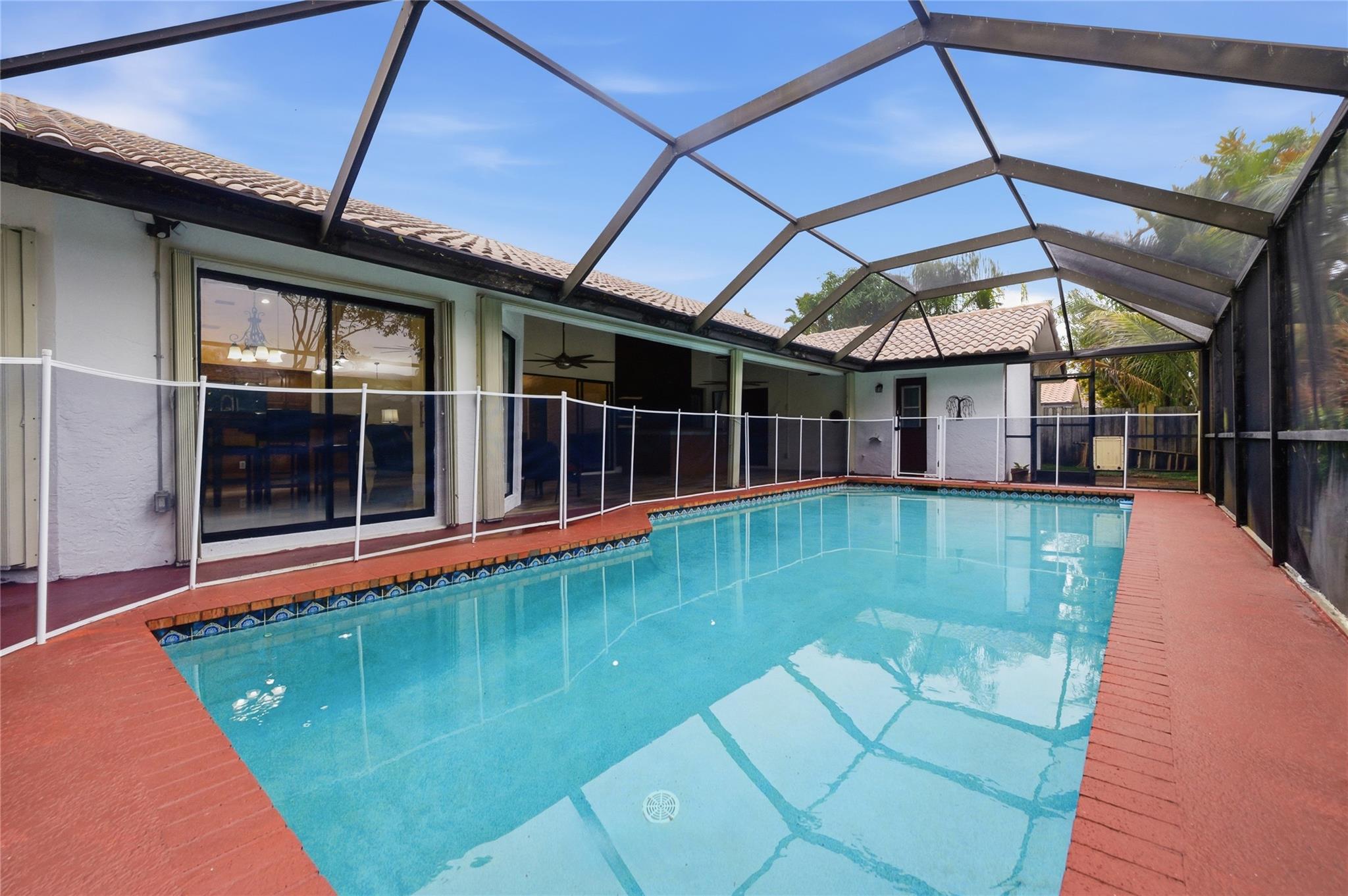 10949 NW 1st Mnr, Coral Springs, FL 33071