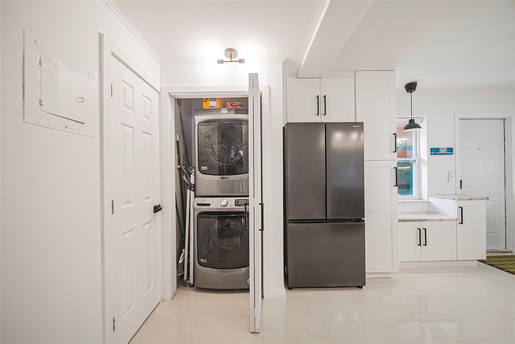 washer/dryer in kitchen
