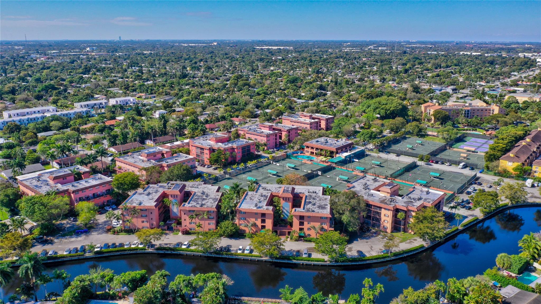 Tilden Bldg--middle of 3 bldgs along the River