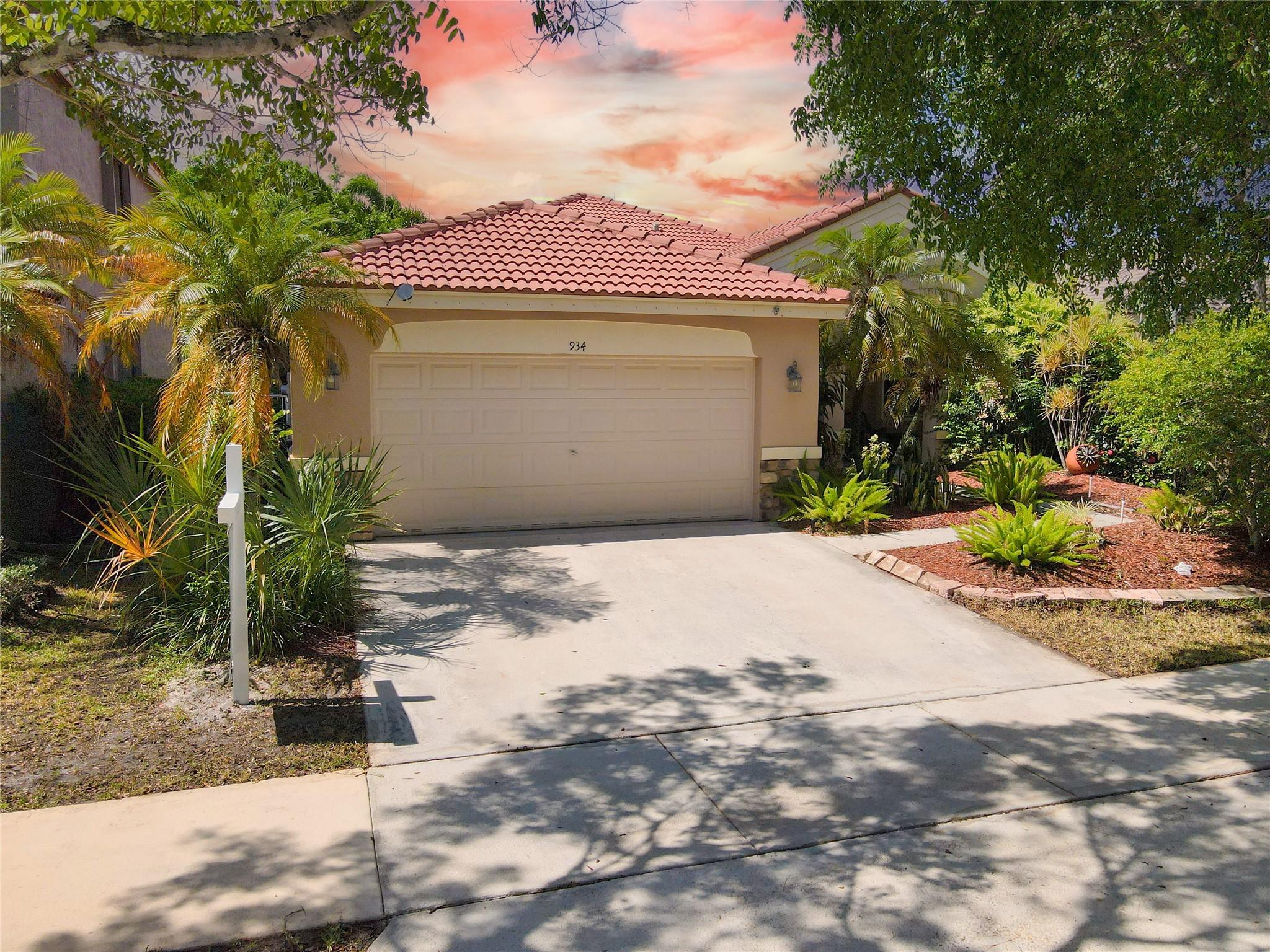Photo for 934 S Sunflower Circle, Weston, FL 33327 - listing #FX-10512093 934 S Sunflower Circle, Weston, FL 33327