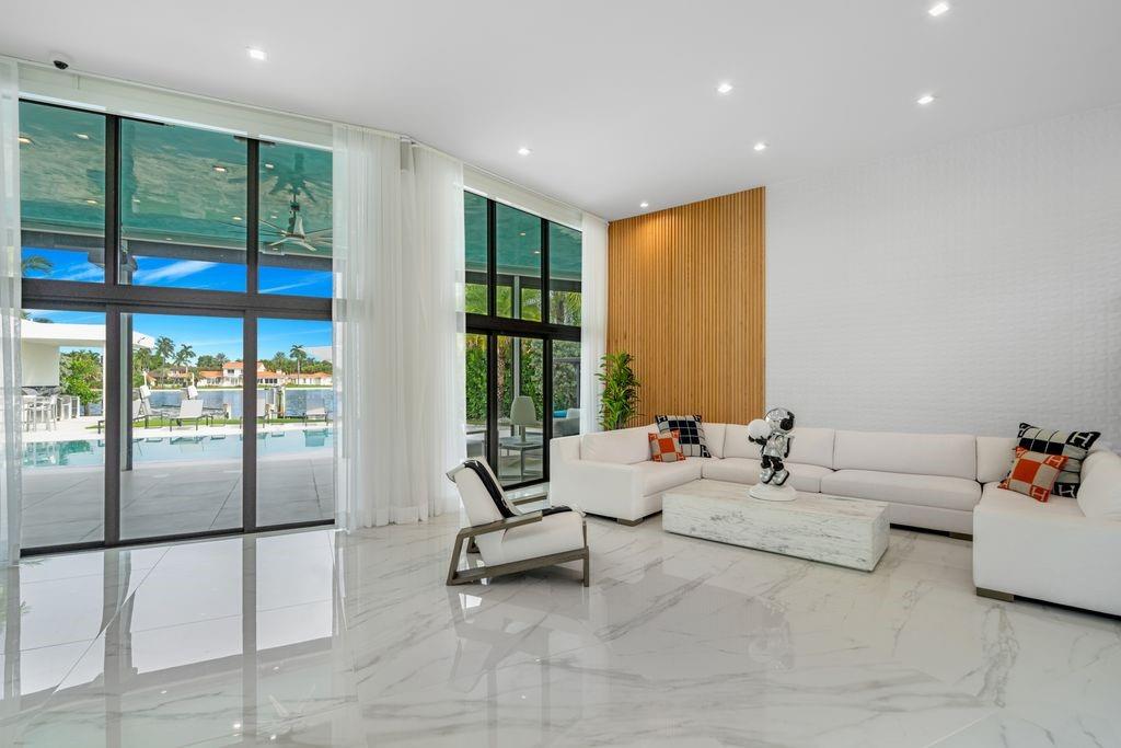 19 Gatehouse Road, Sea Ranch Lakes, FL 33308