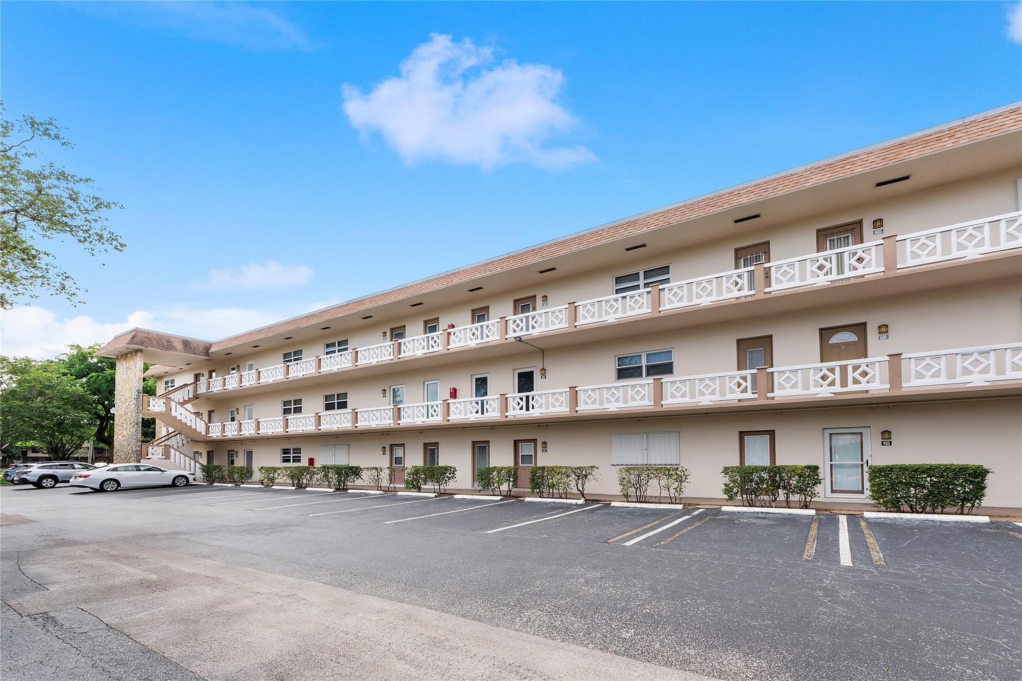 Photo for 3405 NW 48th Avenue, 401, Lauderdale Lakes, FL 33319 - listing #FX-10535550 3405 NW 48th Avenue, 401, Lauderdale Lakes, FL 33319