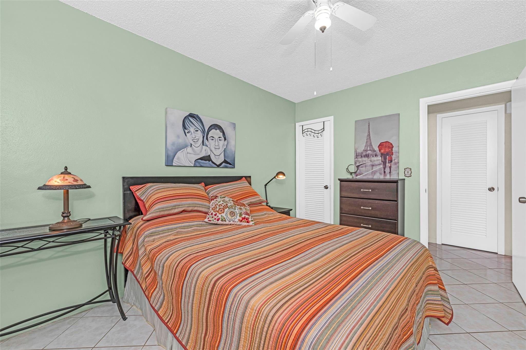 SMALL WALK-IN CLOSET