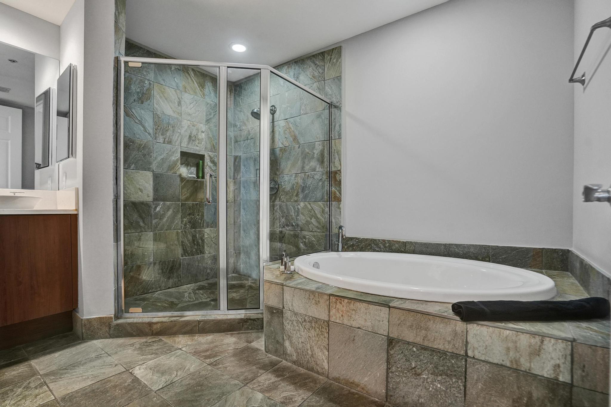 Second bathroom with jacuzzi