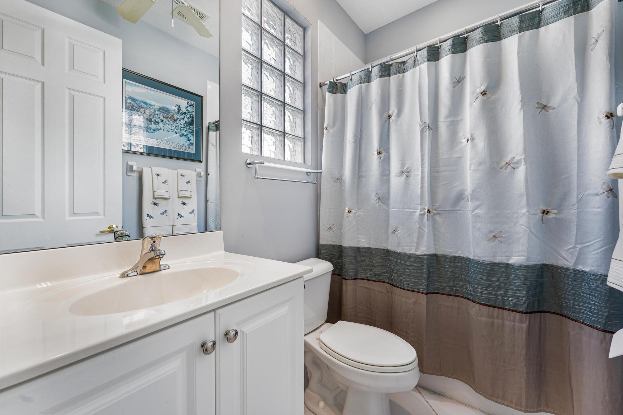 SHOWER TUB COMBO en-suite bathroom