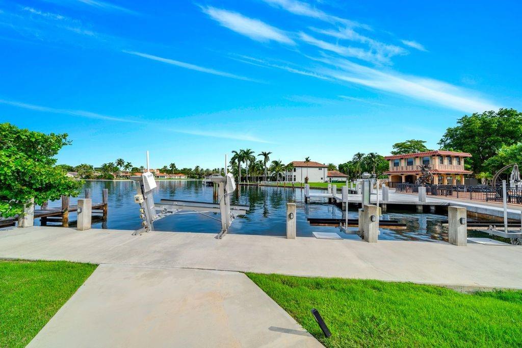 19 Gatehouse Road, Sea Ranch Lakes, FL 33308