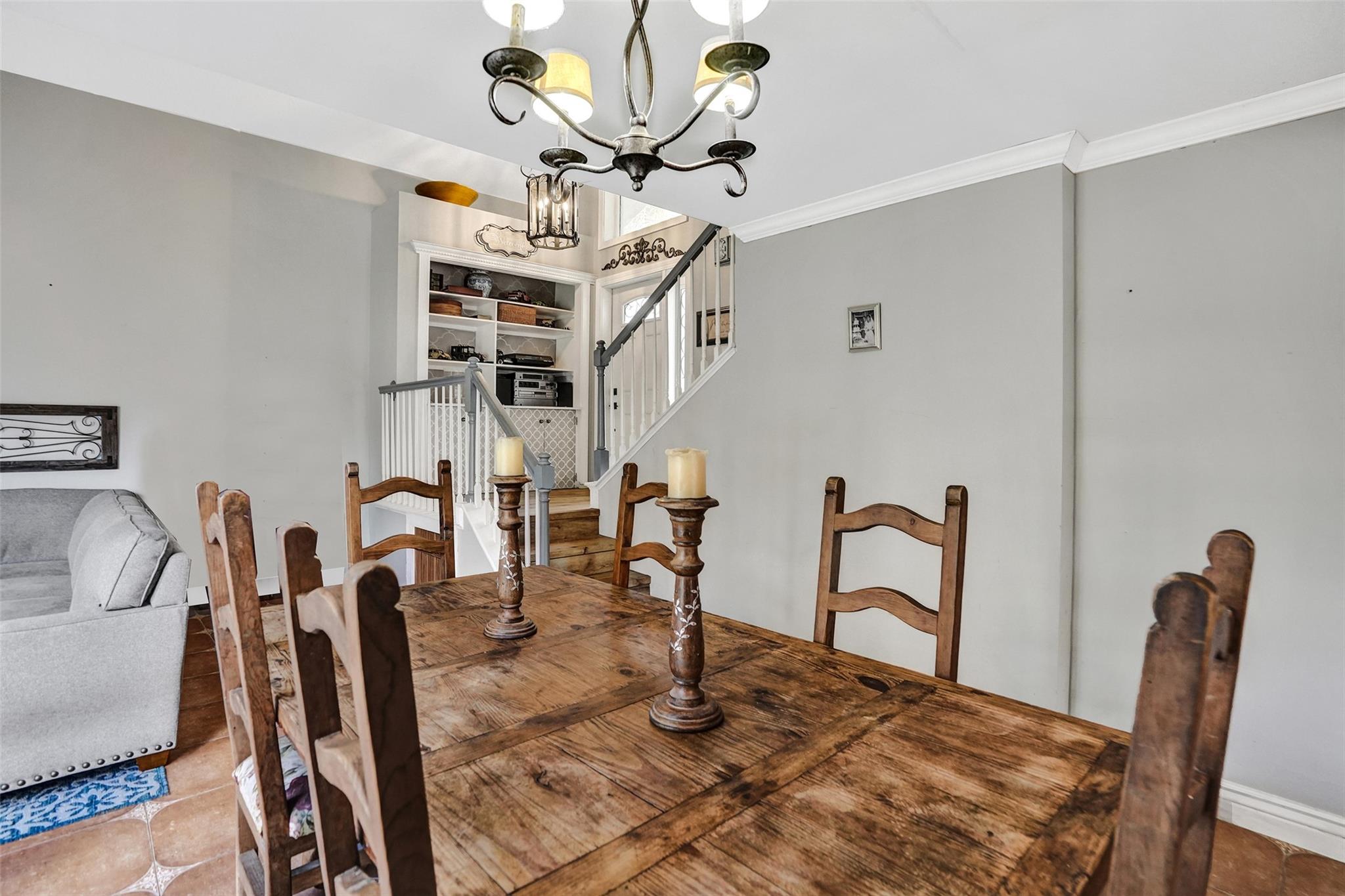 *SPACIOUS HOME WITH LIVING ROOM, DINING ROOM, FAMILY ROOM & VOLUME CEILINGS*