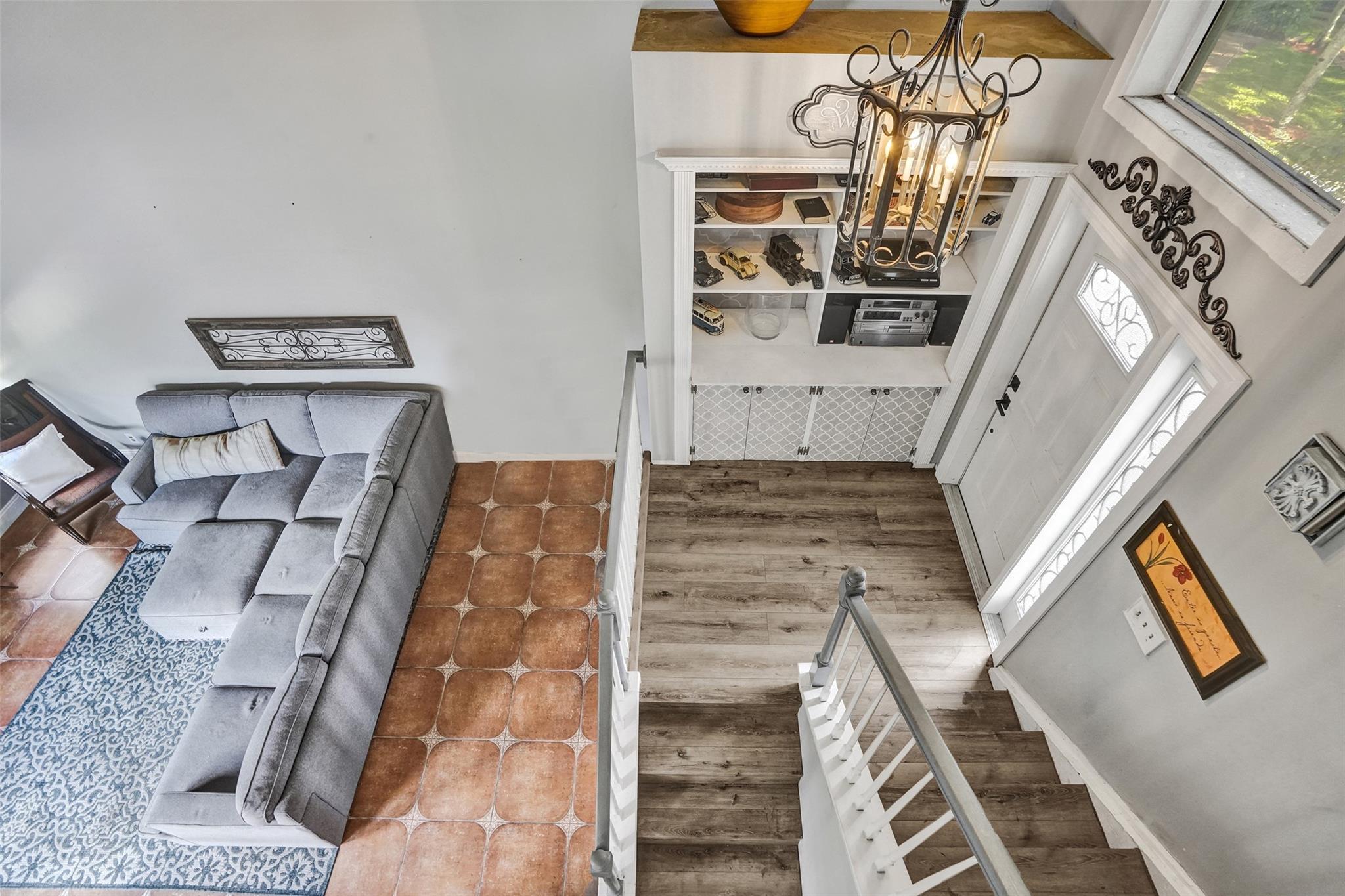 *SPACIOUS LIVING ROOM WITH SLIDER EXIT TO COVERED PATIO & BACKYARD *