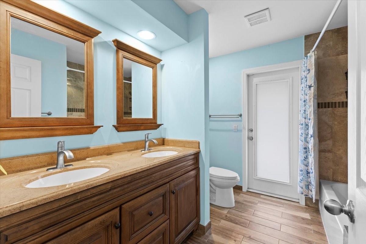 Bath 2 with exit to pool