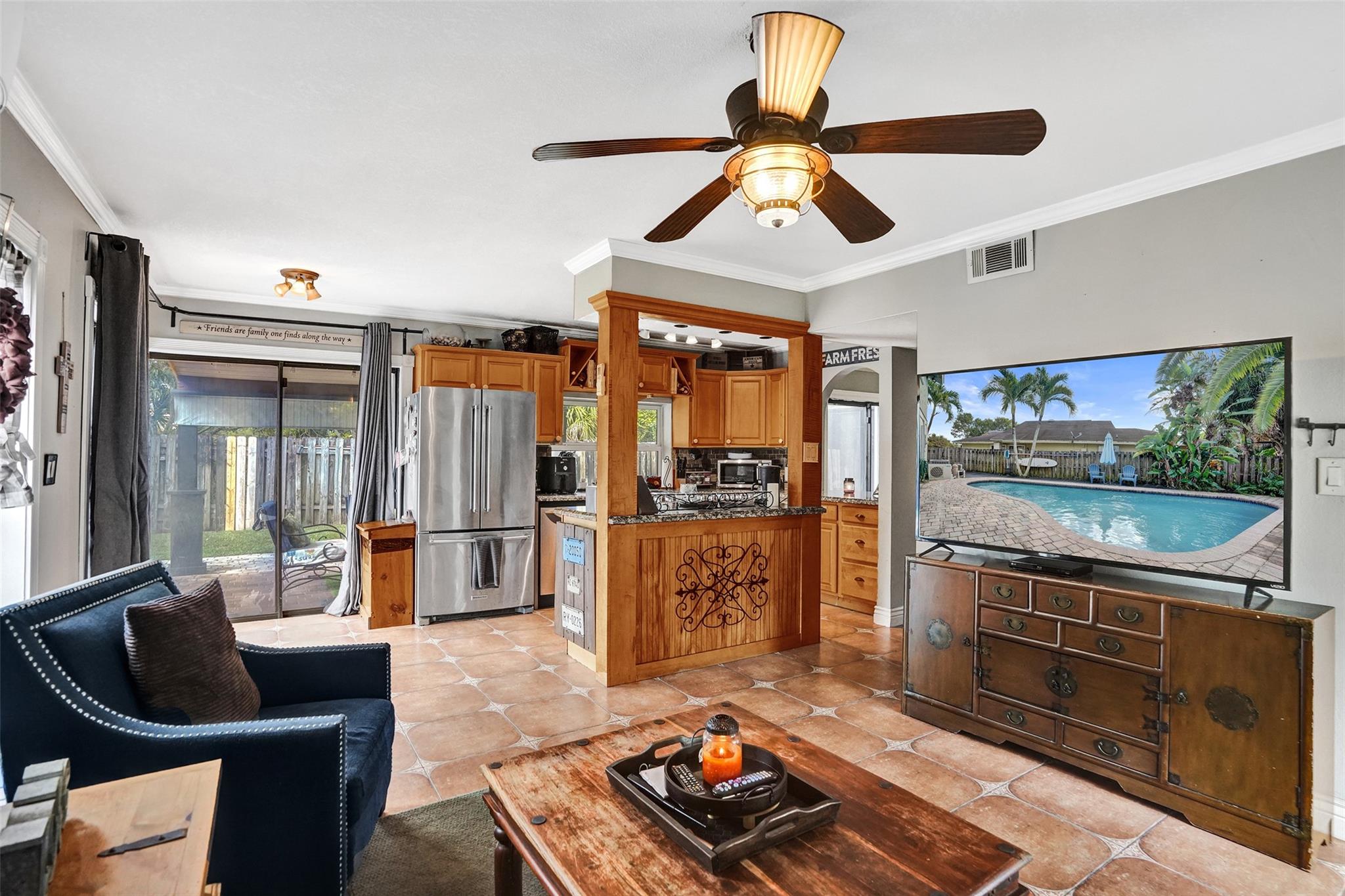 *PLENTY OF CABINET STORAGE SPACE IN KITCHEN AND LAZY SUSAN *