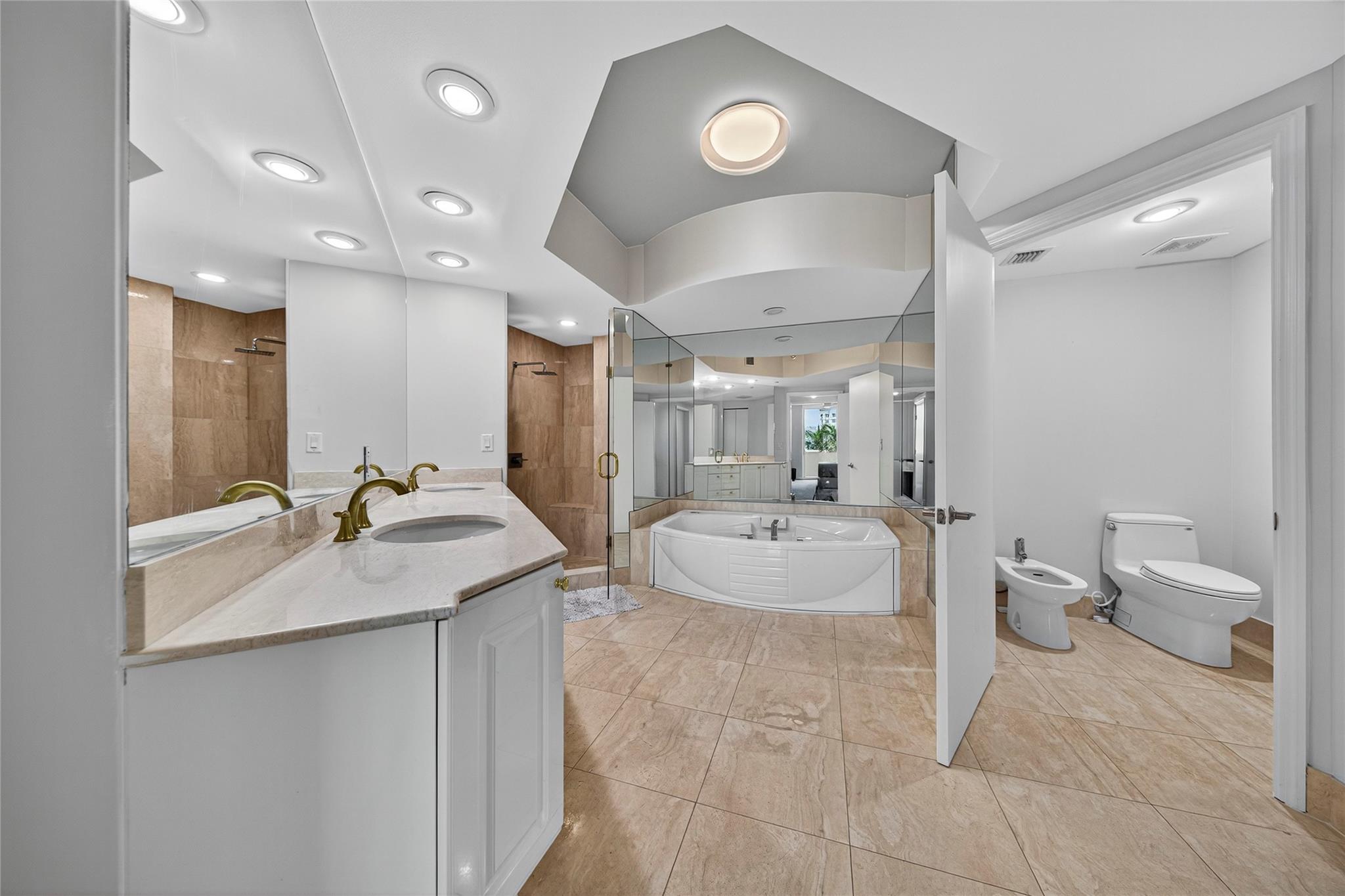 Large spa bathroom with jacuzzi tub & bidet