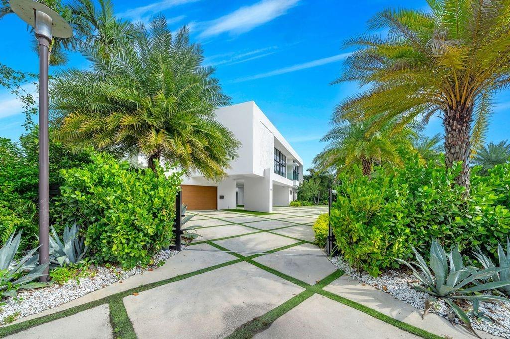 19 Gatehouse Road, Sea Ranch Lakes, FL 33308