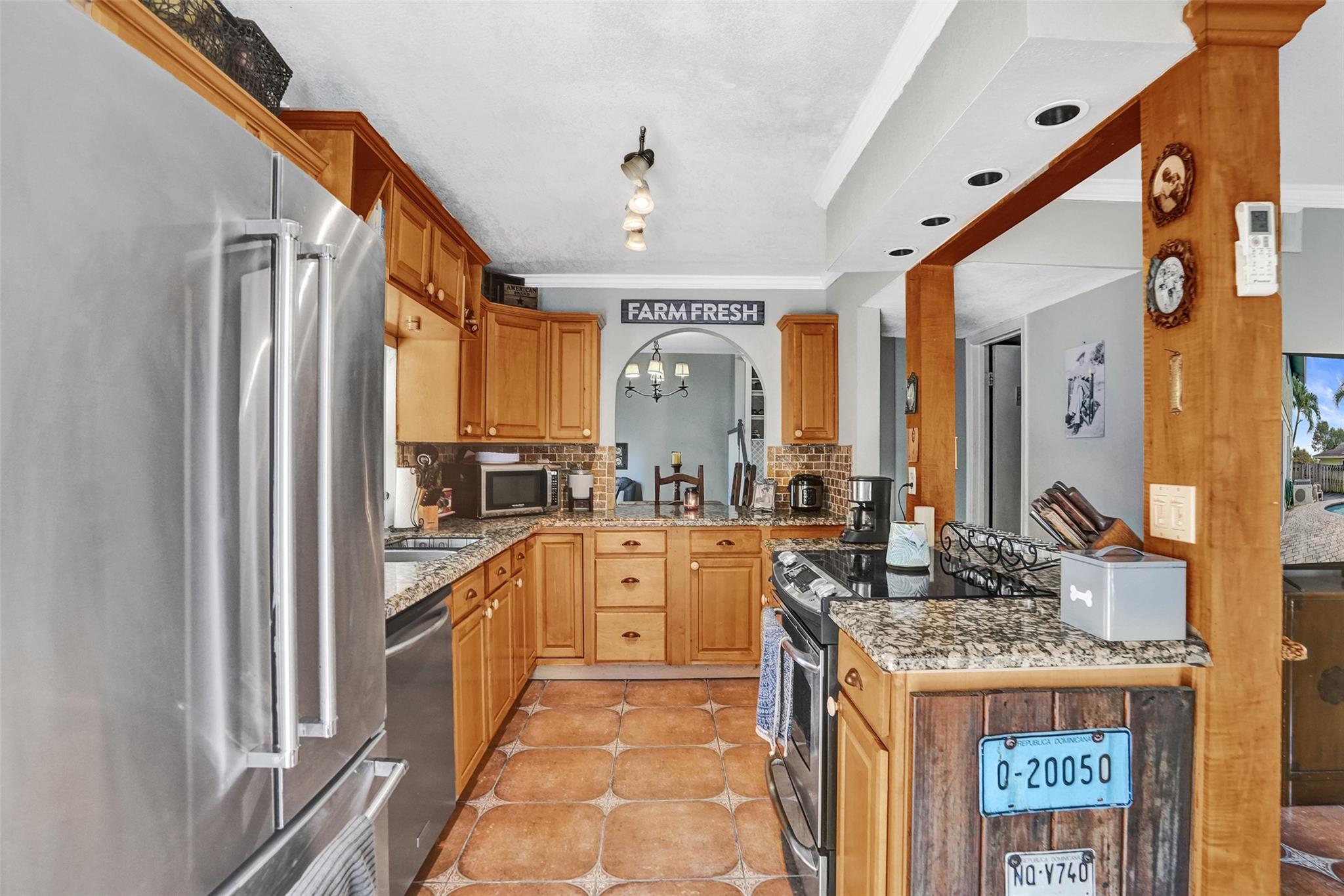 *UPDATED KITCHEN WITH GRANITE COUNTERTOPS & STAINLESS APPLIANCES *