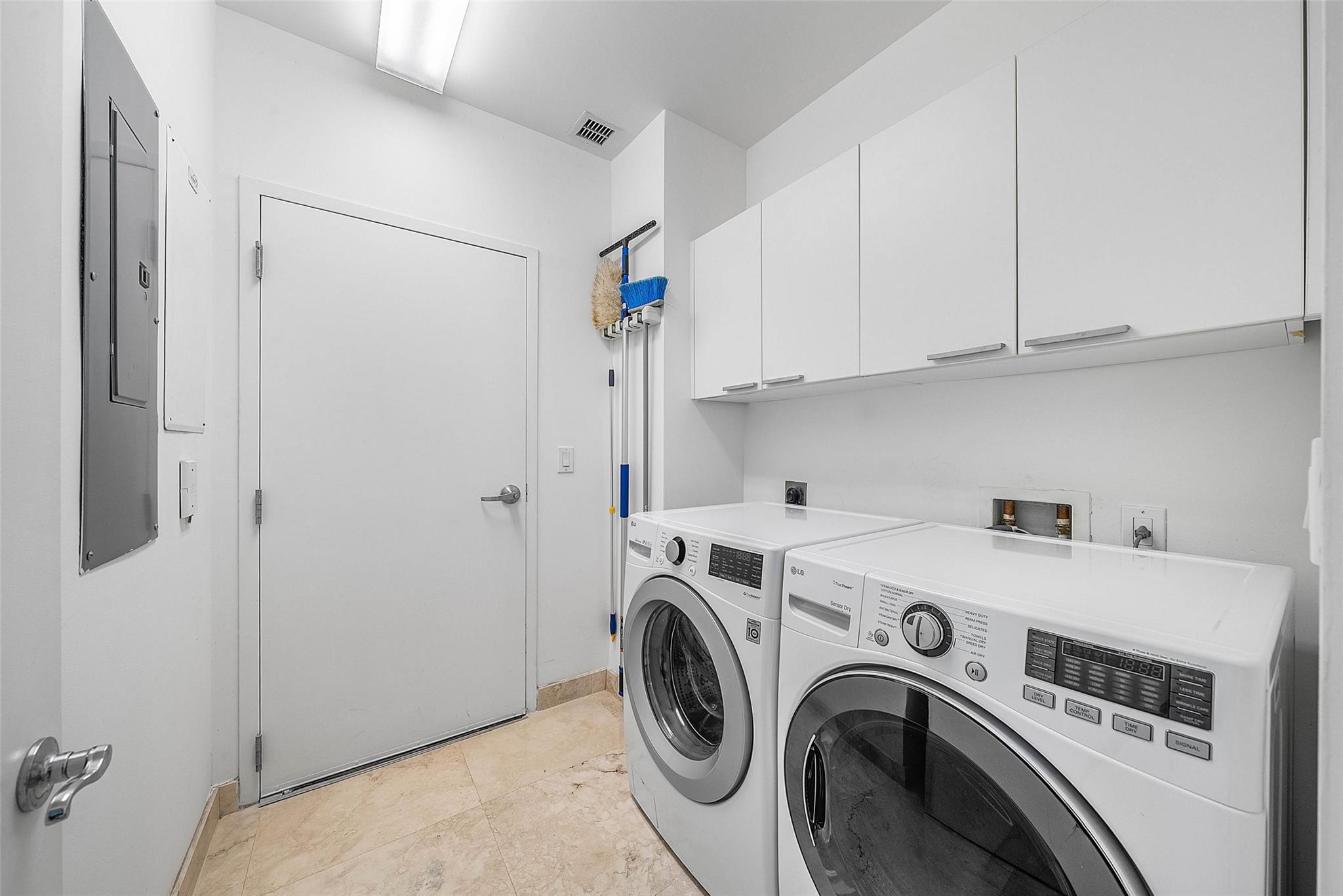 Photo for 3535 S Ocean Drive, 2605, Hollywood, FL 33019 - Listing #FX-10526434 3535 S Ocean Drive, 2605, Hollywood, FL 33019